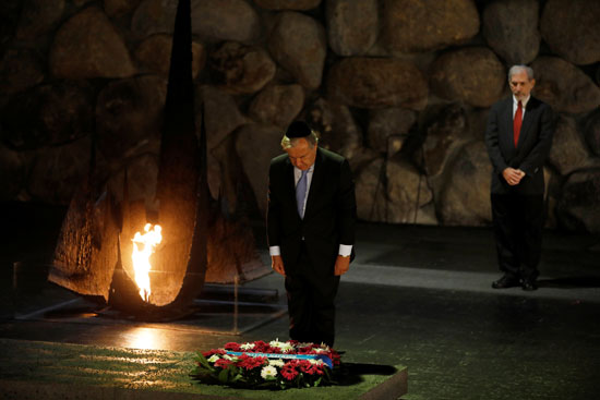 جويتريش-يقف-احتراما-أمام-مقبرة-بمتحف-المحرقة-فى-القدس
