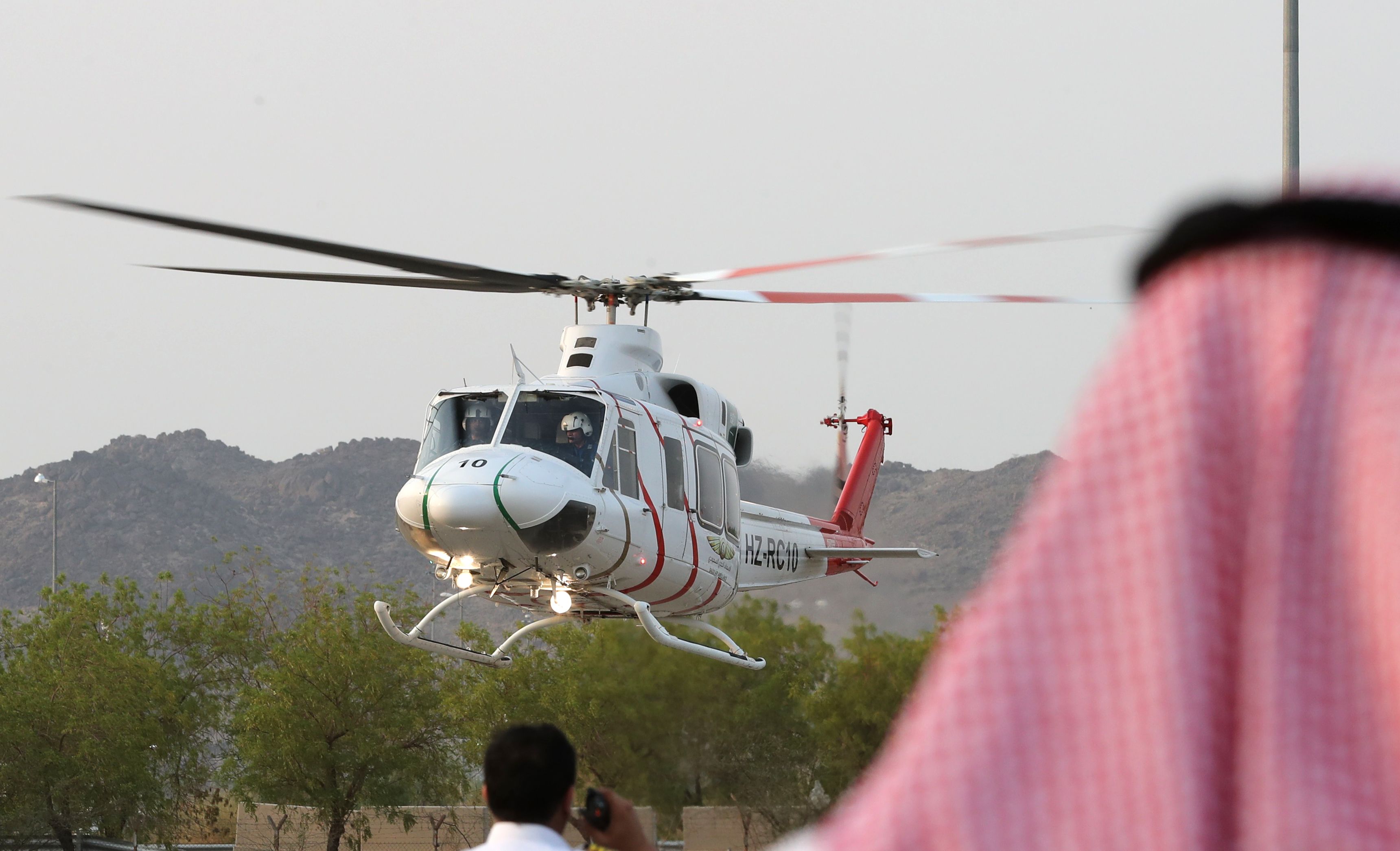 طائرة هليكوبتر تهبط فى موقع الاسعاف المتنقل بالسعودية