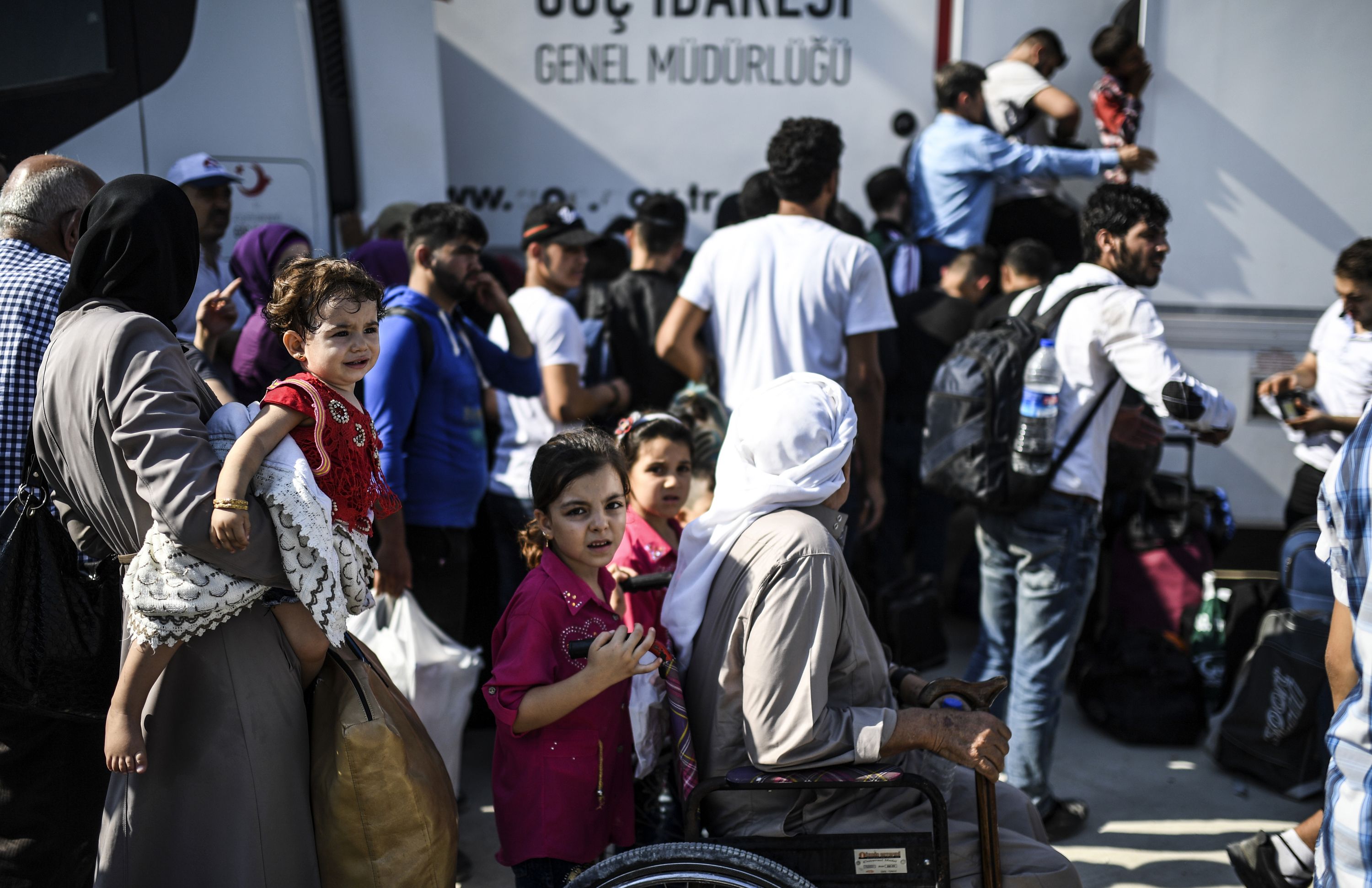 اللاجئين السوريين يعبرون بوابات الحدود التركية