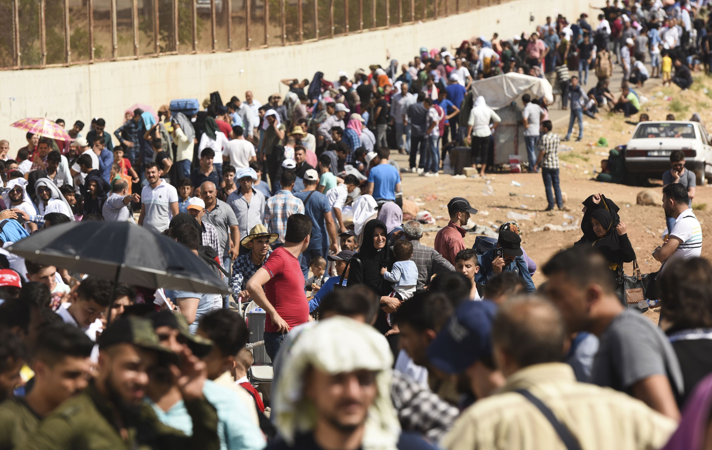 حشود من اللاجئين السوريين على الحدود التركية مع بلادهم