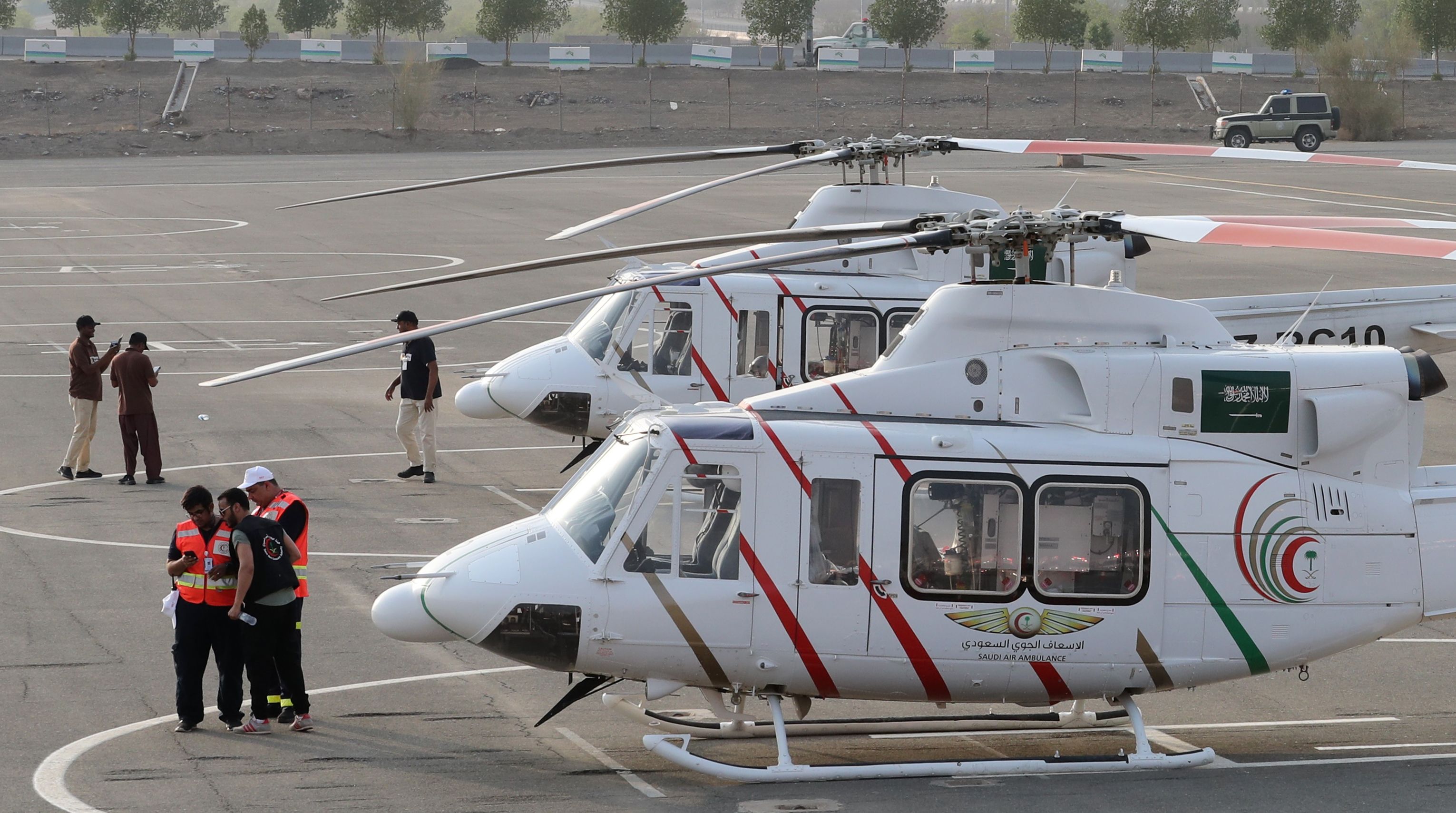 طائرات الإسعاف الهليكوبتر فى مهبط مركز الرعاية المتنقلة