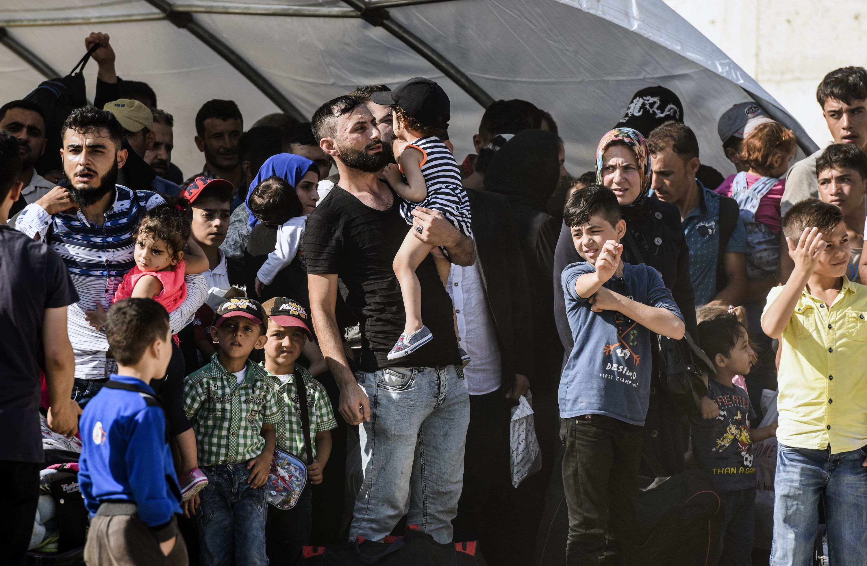 أسر سورية تنتظر نقلهم إلى بلادهم لقضاء العيد