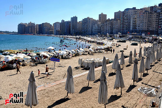 6 المصطافون يستمتعون بشواطئ الإسكندرية