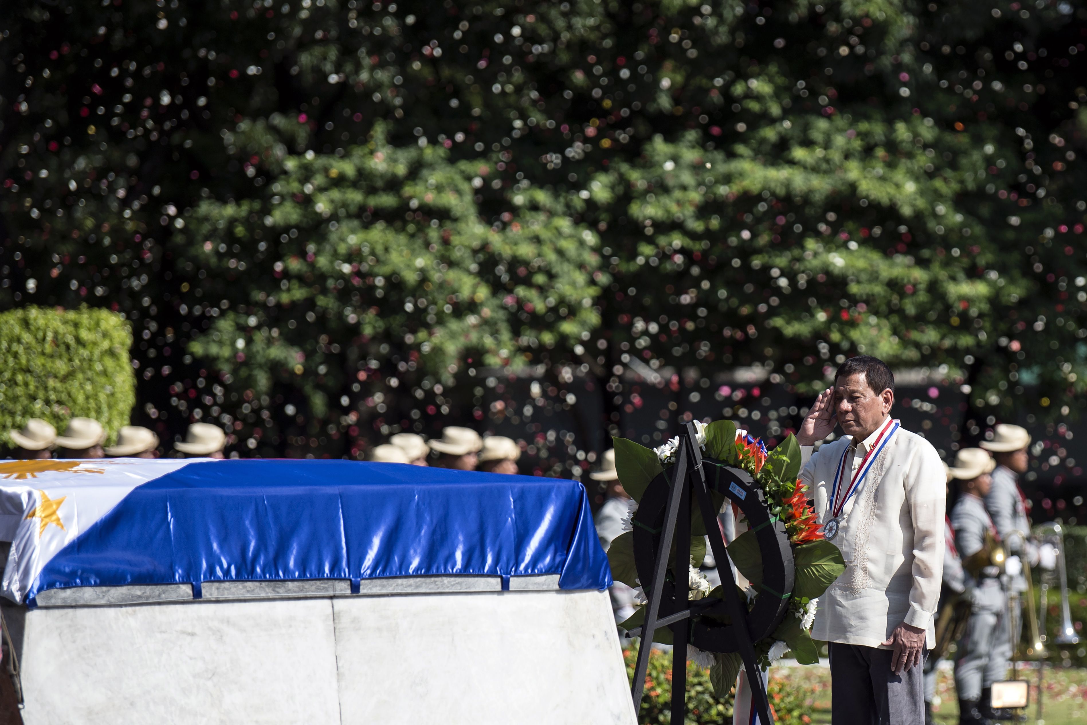 الرئيس الفلبينى يضع إكليل الزهور أمام قبر الجندى المجهول