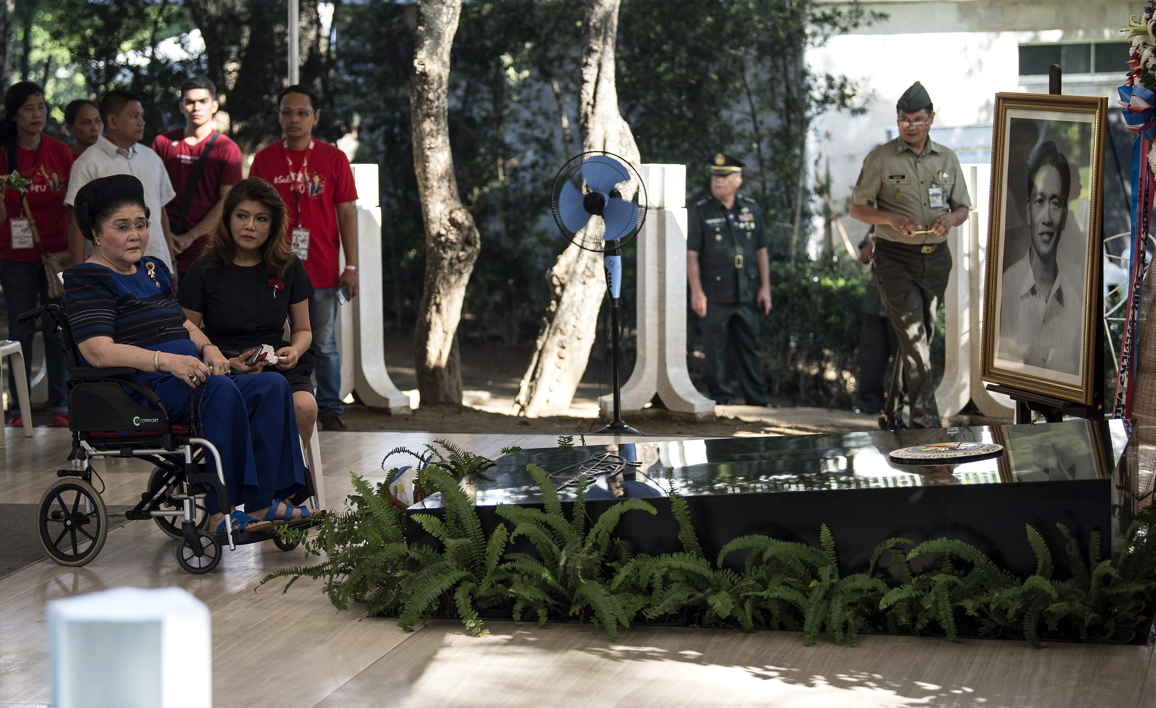 زوجة وابنة رئيس الفلبين السابق تزوران مقبرته فى يوم الأبطال الوطنى