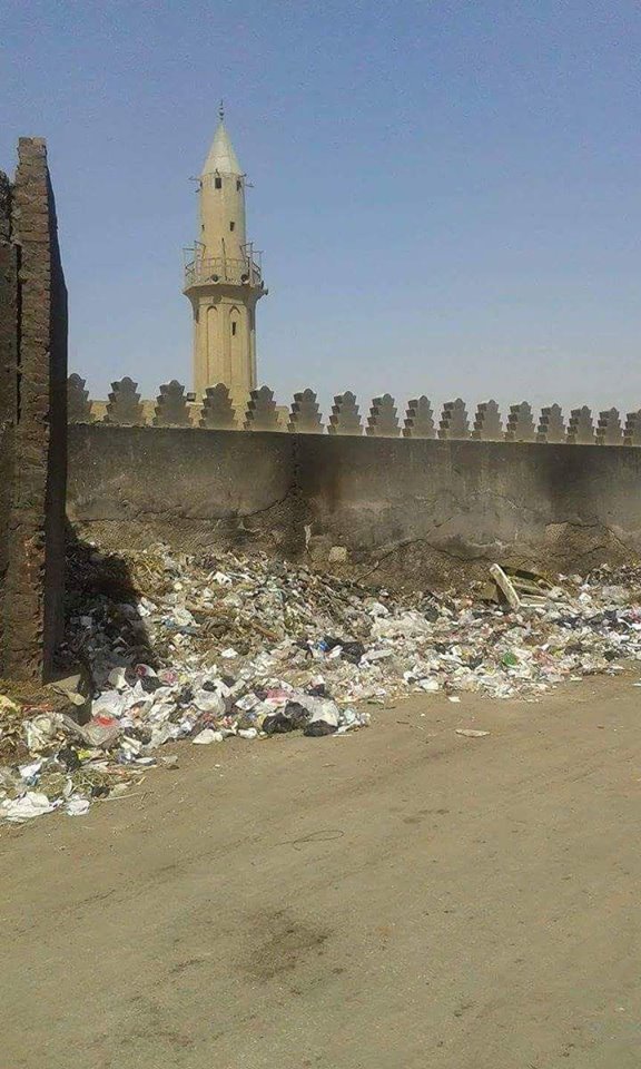 صورة جامع عمرو بن العاص محاط بالقمامة