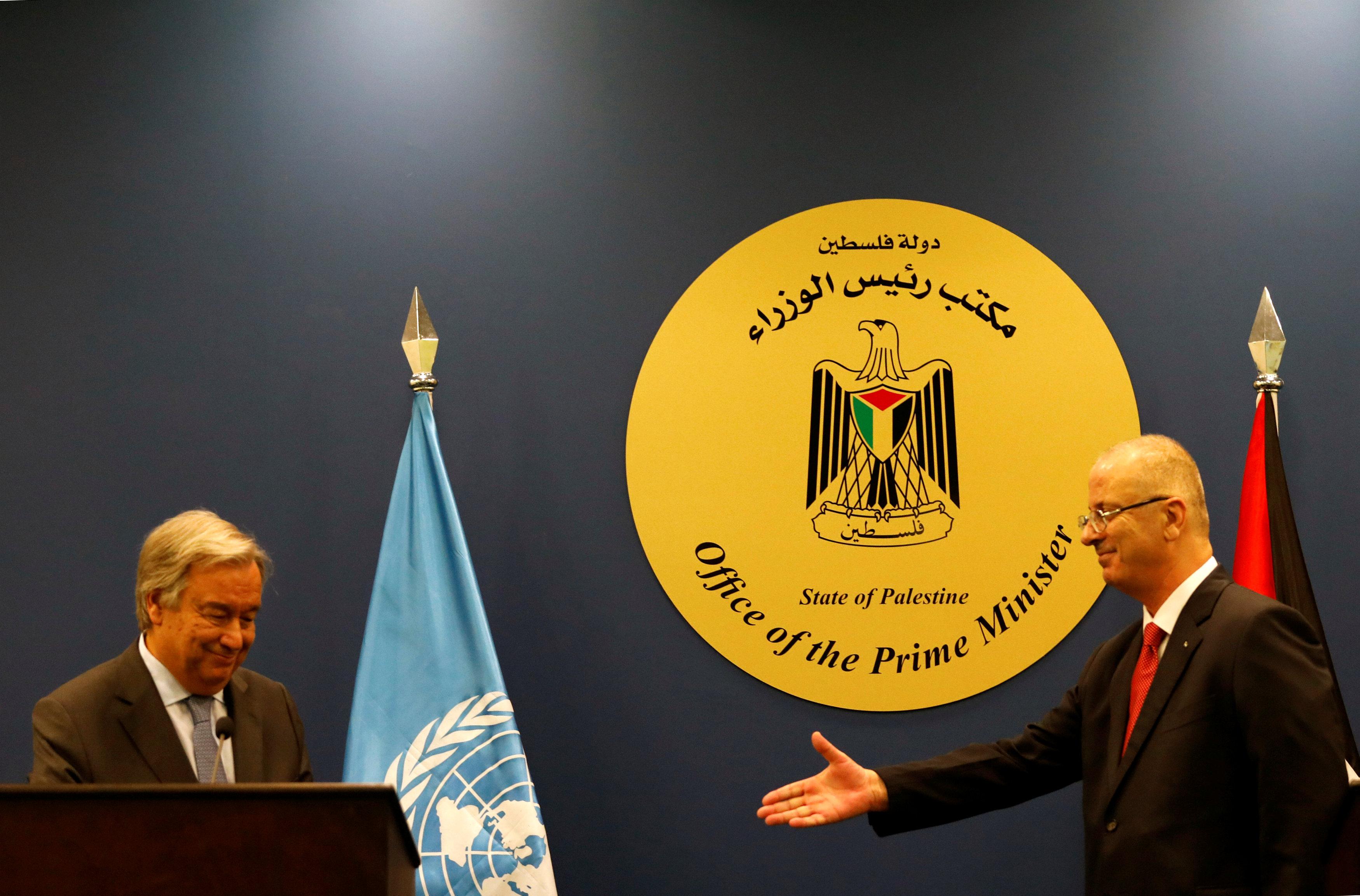 رئيس الوزراء الفلسطينى يصافح جوتيرس