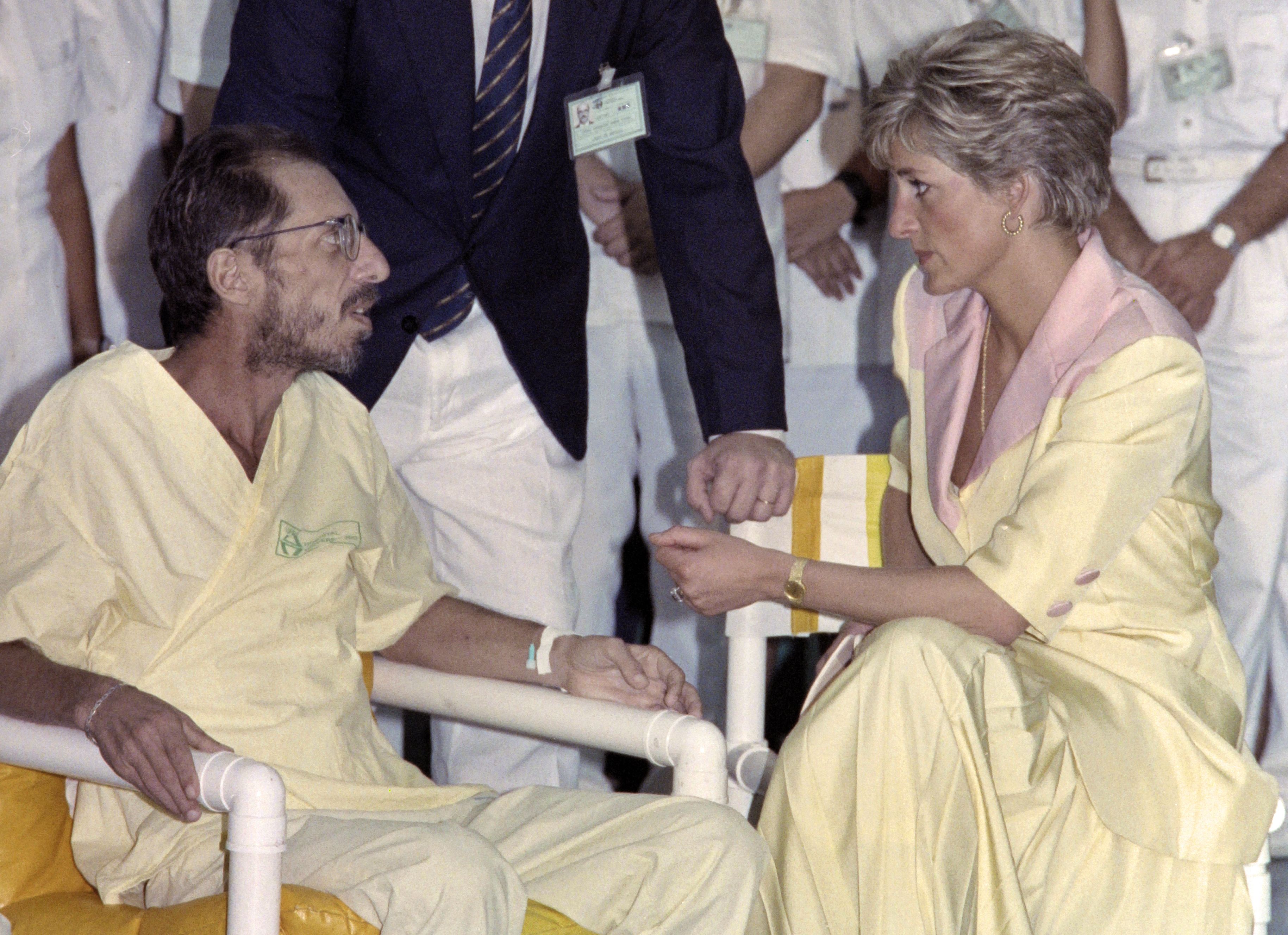 صورة أرشيفية لديانا مع إحدى مرضى الأيدز بالبرازيل