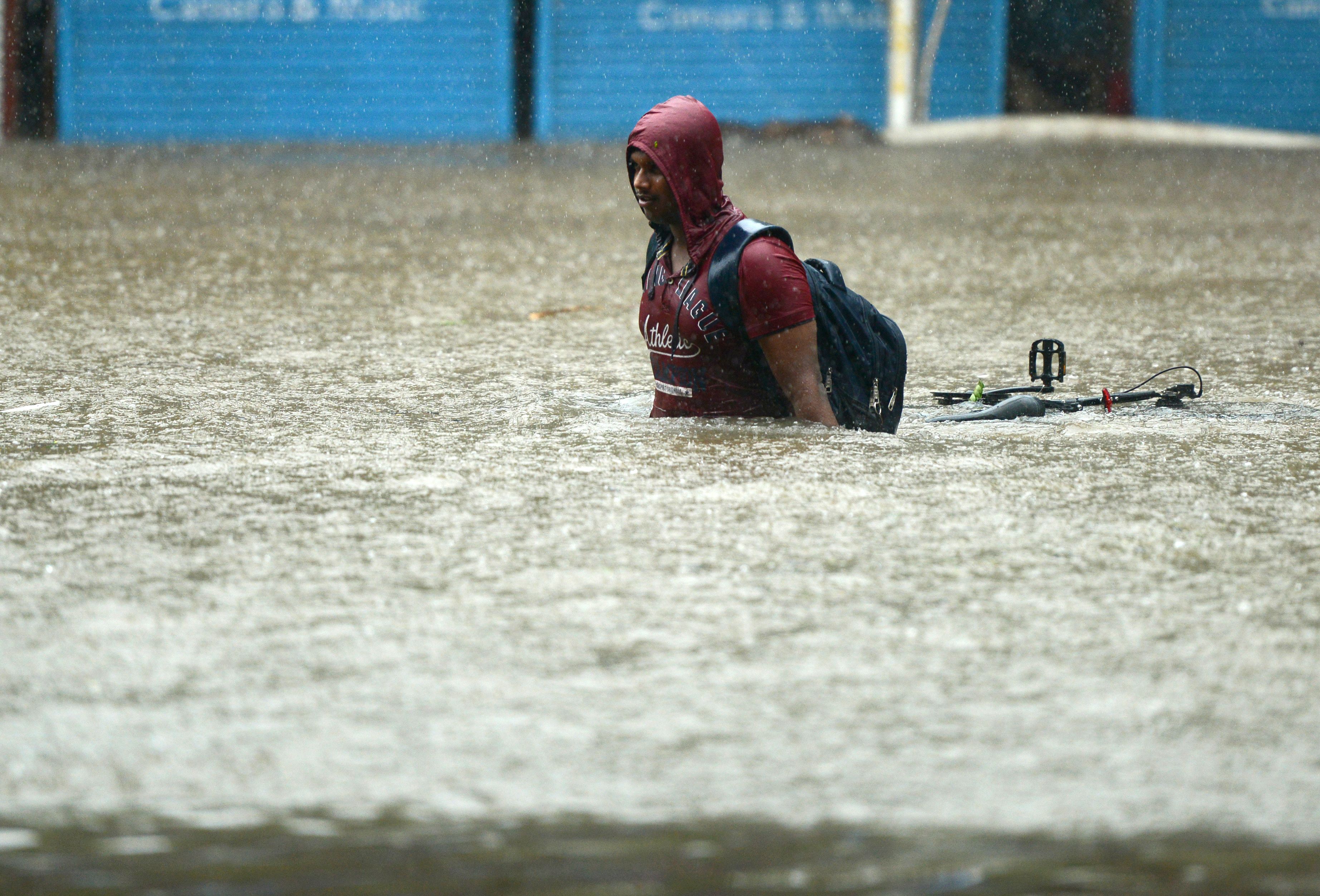 غرق الشوارع بمياه الفيضانات فى الهند