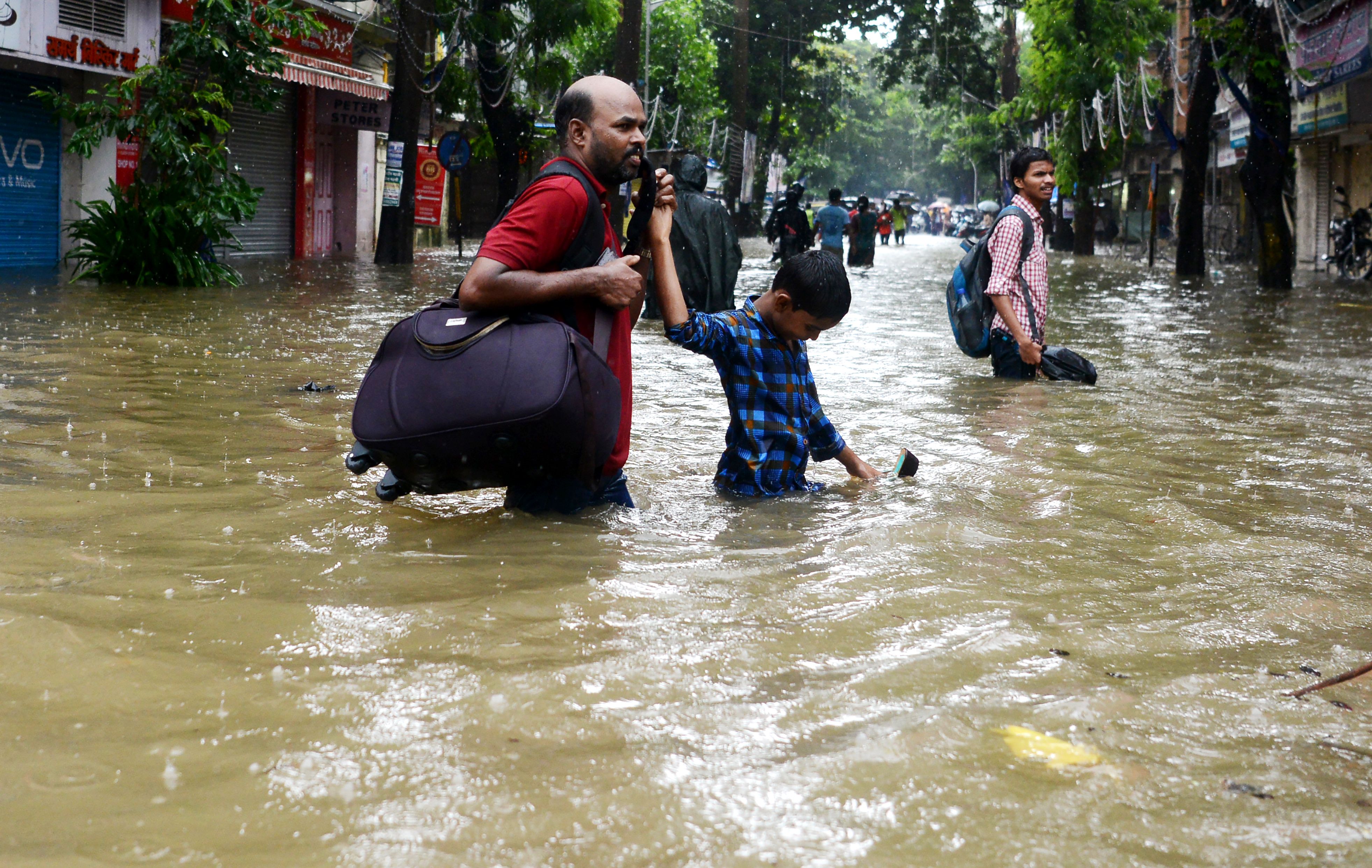 إلغاء الرحلات الجوية وتوقف القطارات فى الهند بسبب الفيضانات