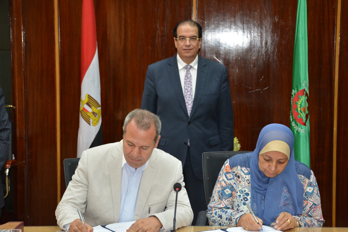صورة المحافظ و وكيل وزارة الصحة والتضامن اثناء التوقيع 