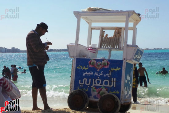 الشواطئ سوق مفتوح للباعة الجائلين لبيع سلعهم