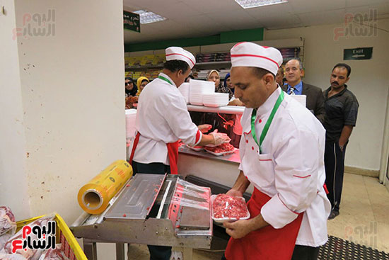 وزير التموين يوجه المجمعات بتجهيز اللحوم قبل فتح المنافذ منعا للتزاحم (5)
