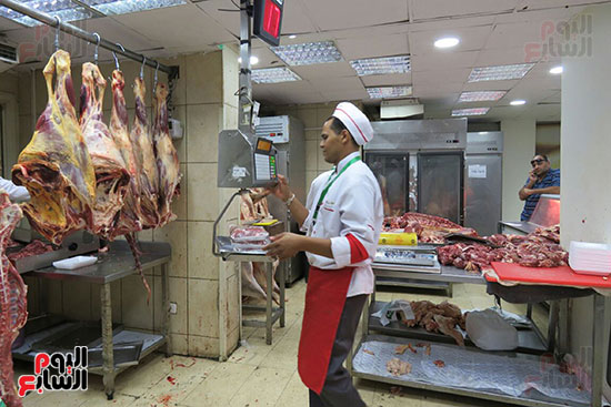 وزير التموين يوجه المجمعات بتجهيز اللحوم قبل فتح المنافذ منعا للتزاحم (6)