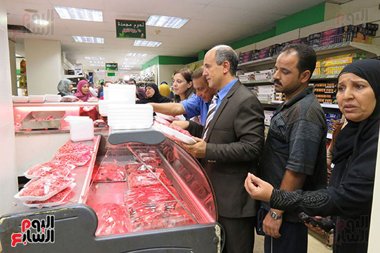 وزير التموين يوجه المجمعات بتجهيز اللحوم قبل فتح المنافذ منعا للتزاحم (8)
