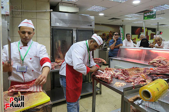 وزير التموين يوجه المجمعات بتجهيز اللحوم قبل فتح المنافذ منعا للتزاحم (7)
