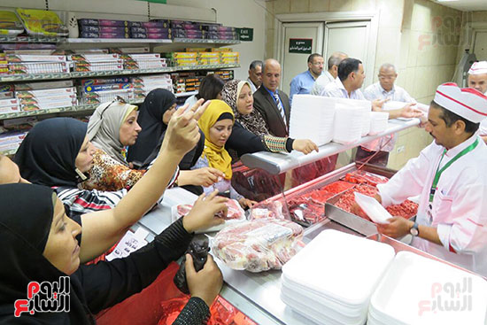 وزير التموين يوجه المجمعات بتجهيز اللحوم قبل فتح المنافذ منعا للتزاحم (11)