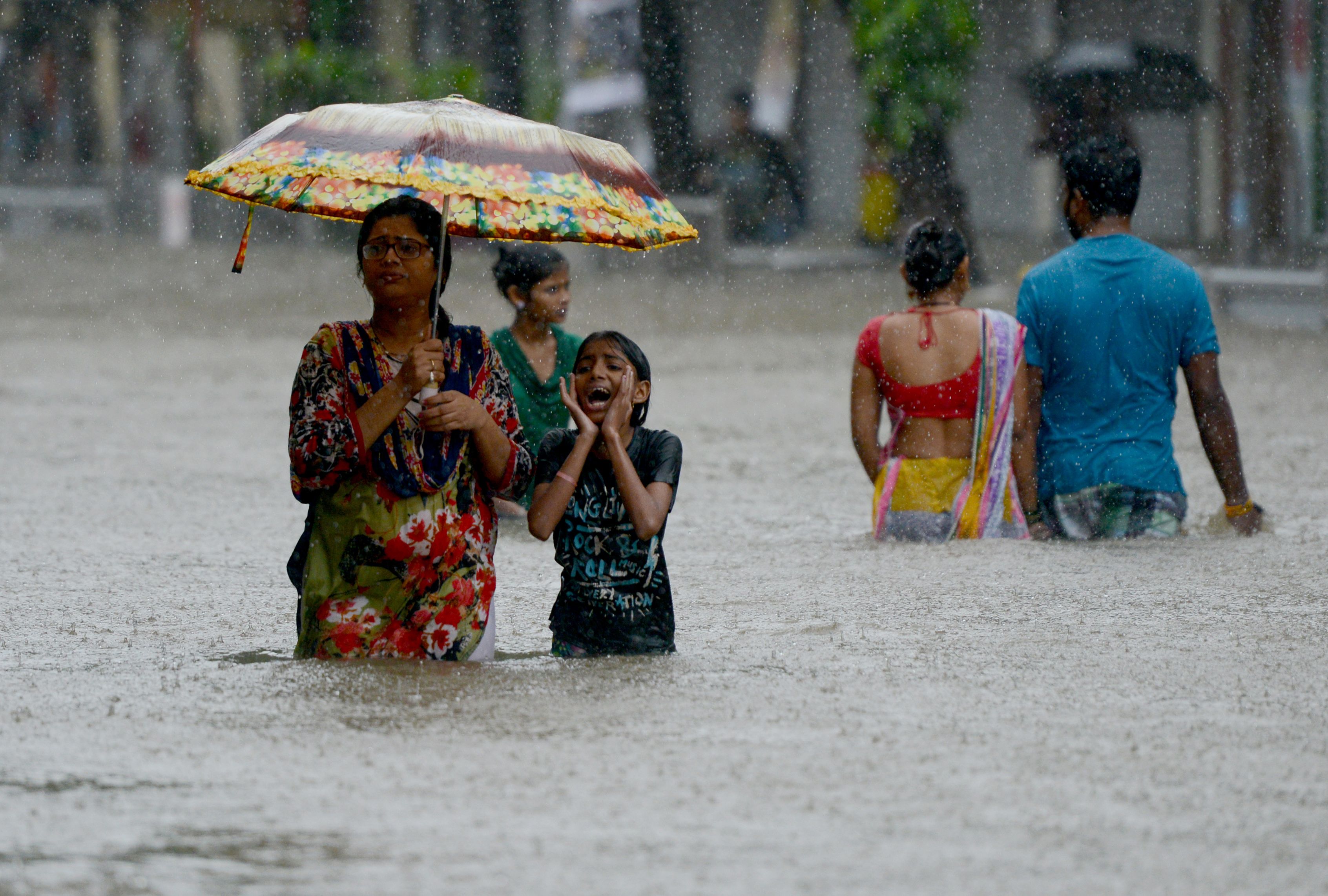 نساء الهند وسط مياه الفيضان
