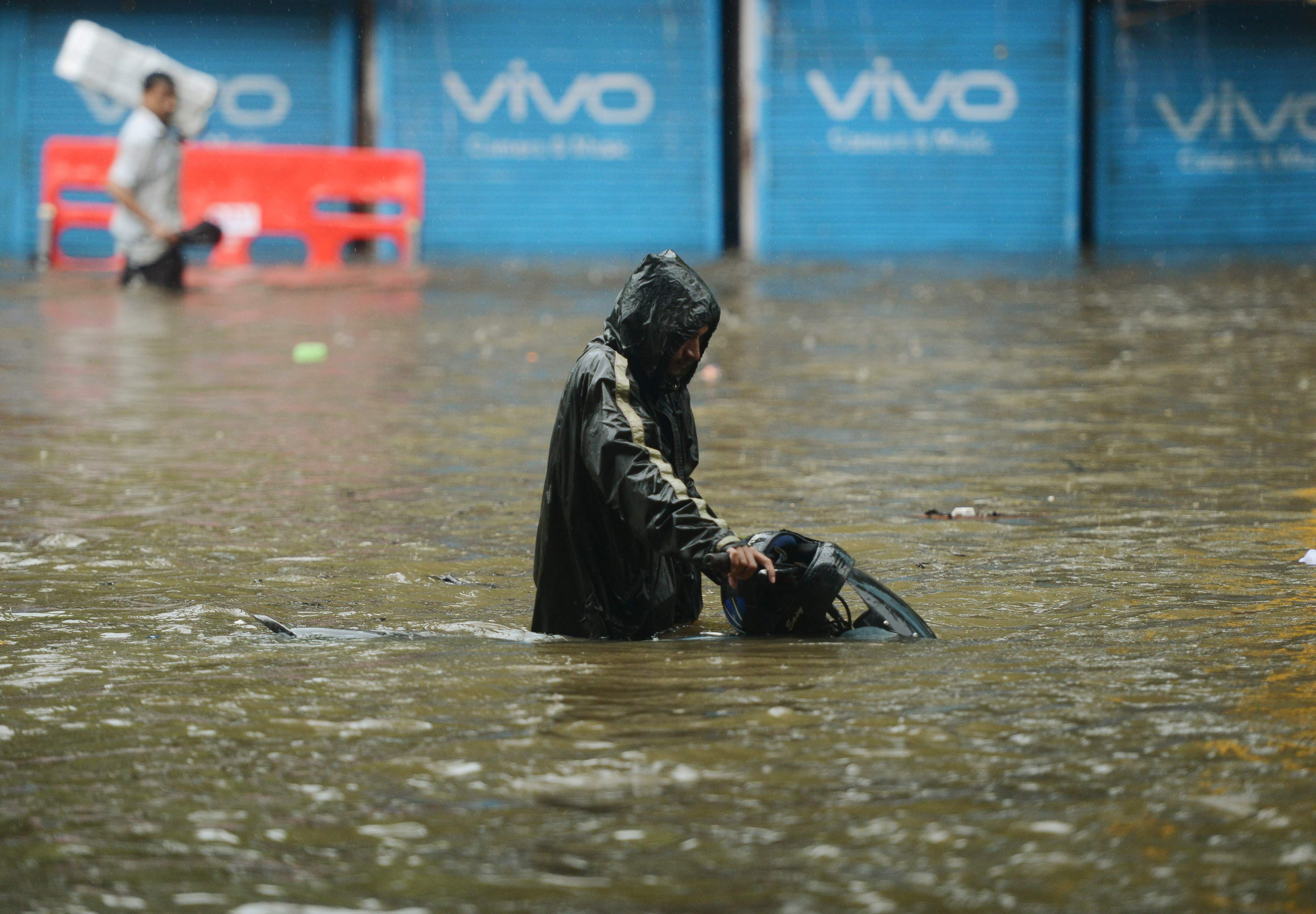 رجل وسط مياه الفيضانات