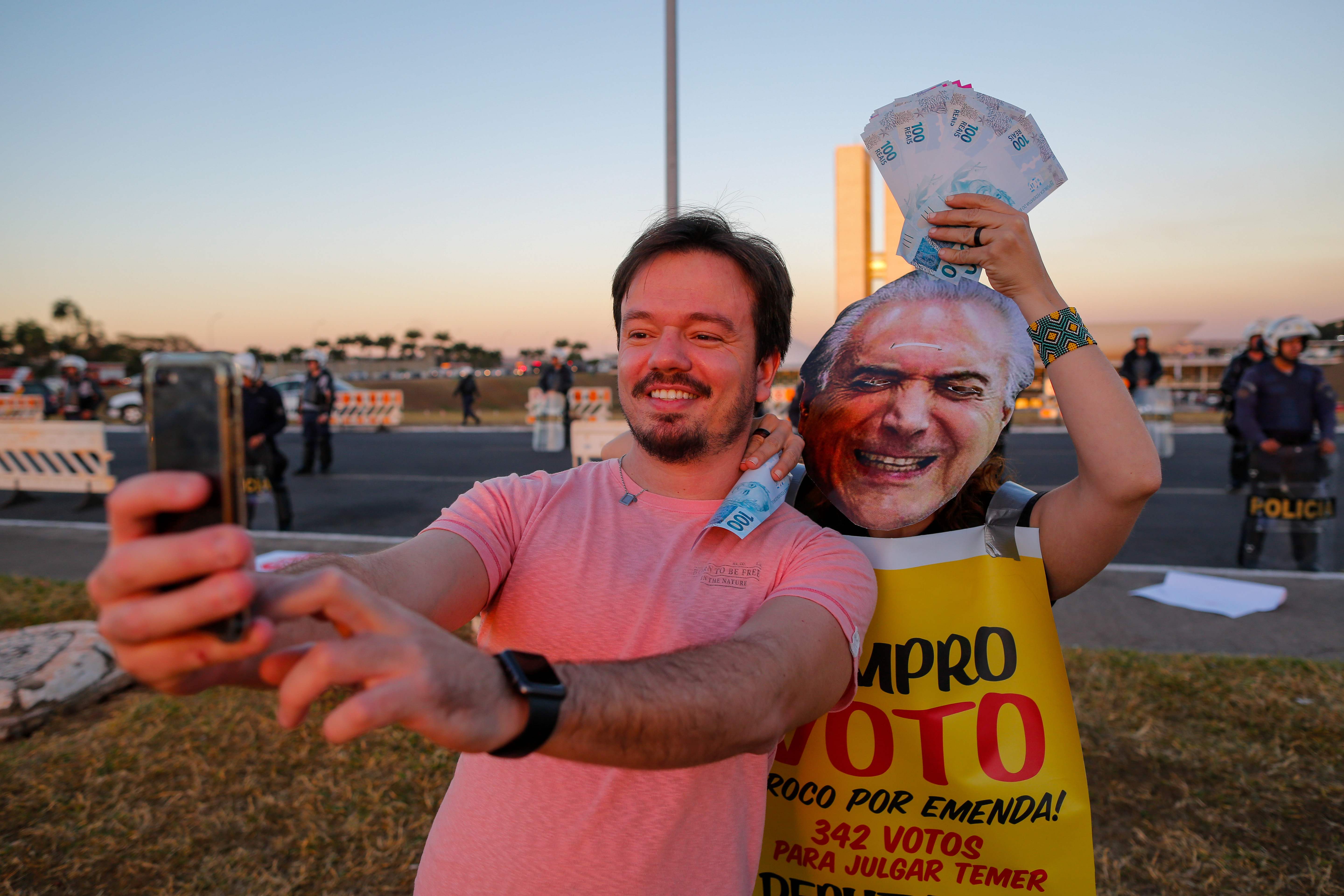 مواطن برازيلى يلتقط صورة سيلفى لقناع مسيئ للرئيس البرازيلى