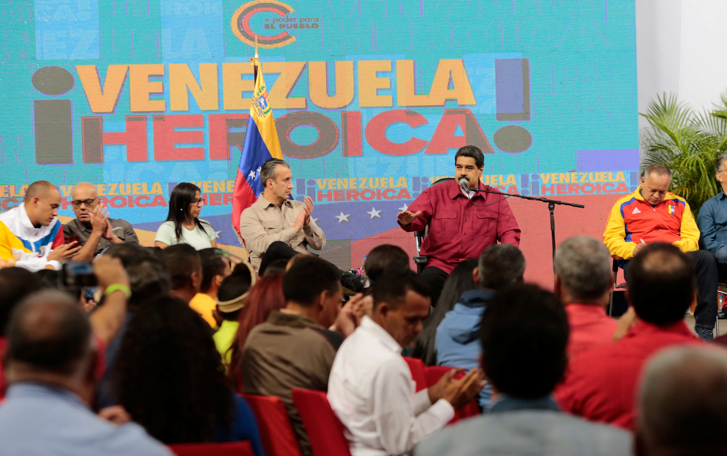 الرئيس الفنزويلى نيكولاس مادورو خلال لقائه باعضار الجمعية التأسيسية