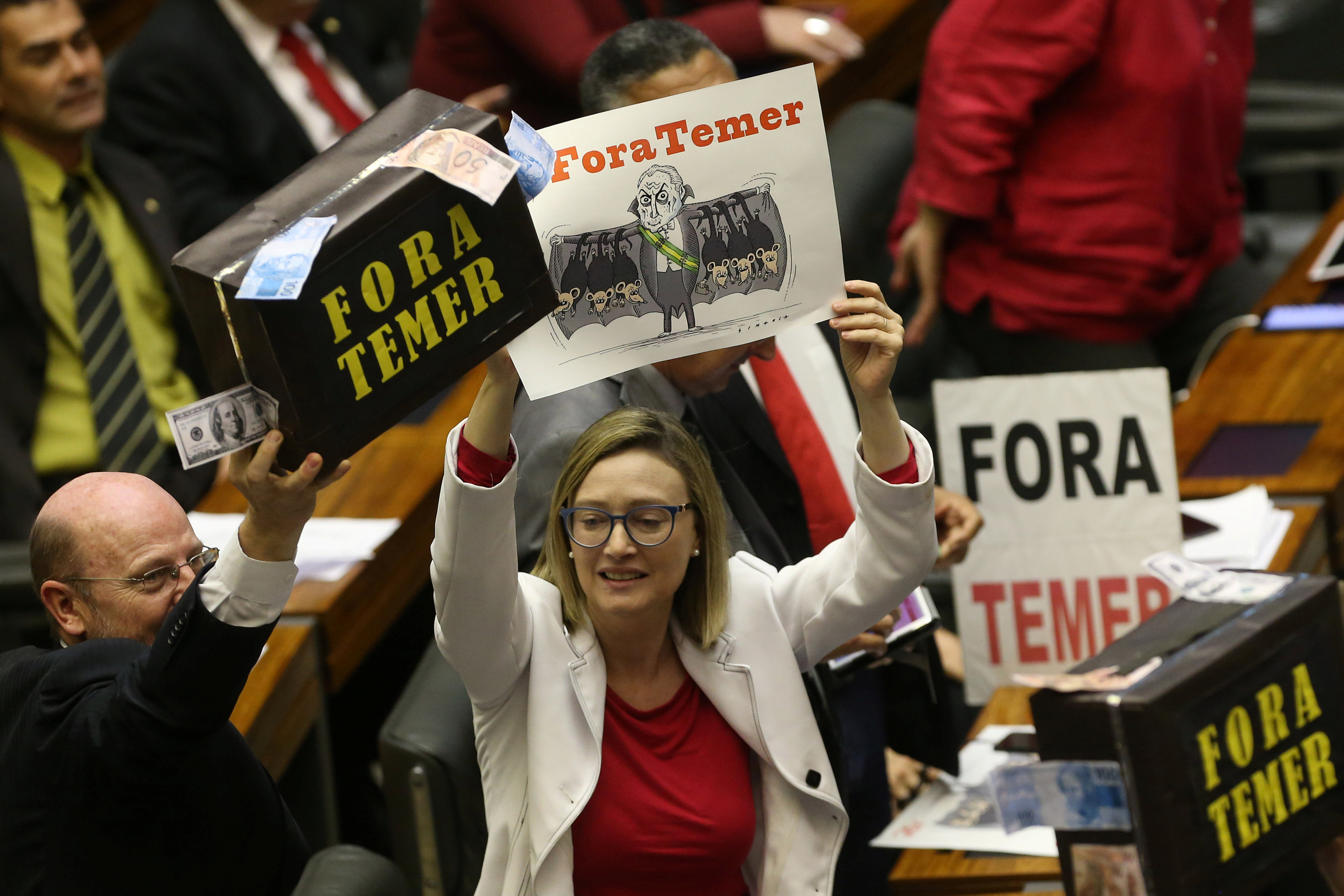 نواب المعارضة فى البرلمان البرازيلى يتهمون الرئيس تامر بالفساد