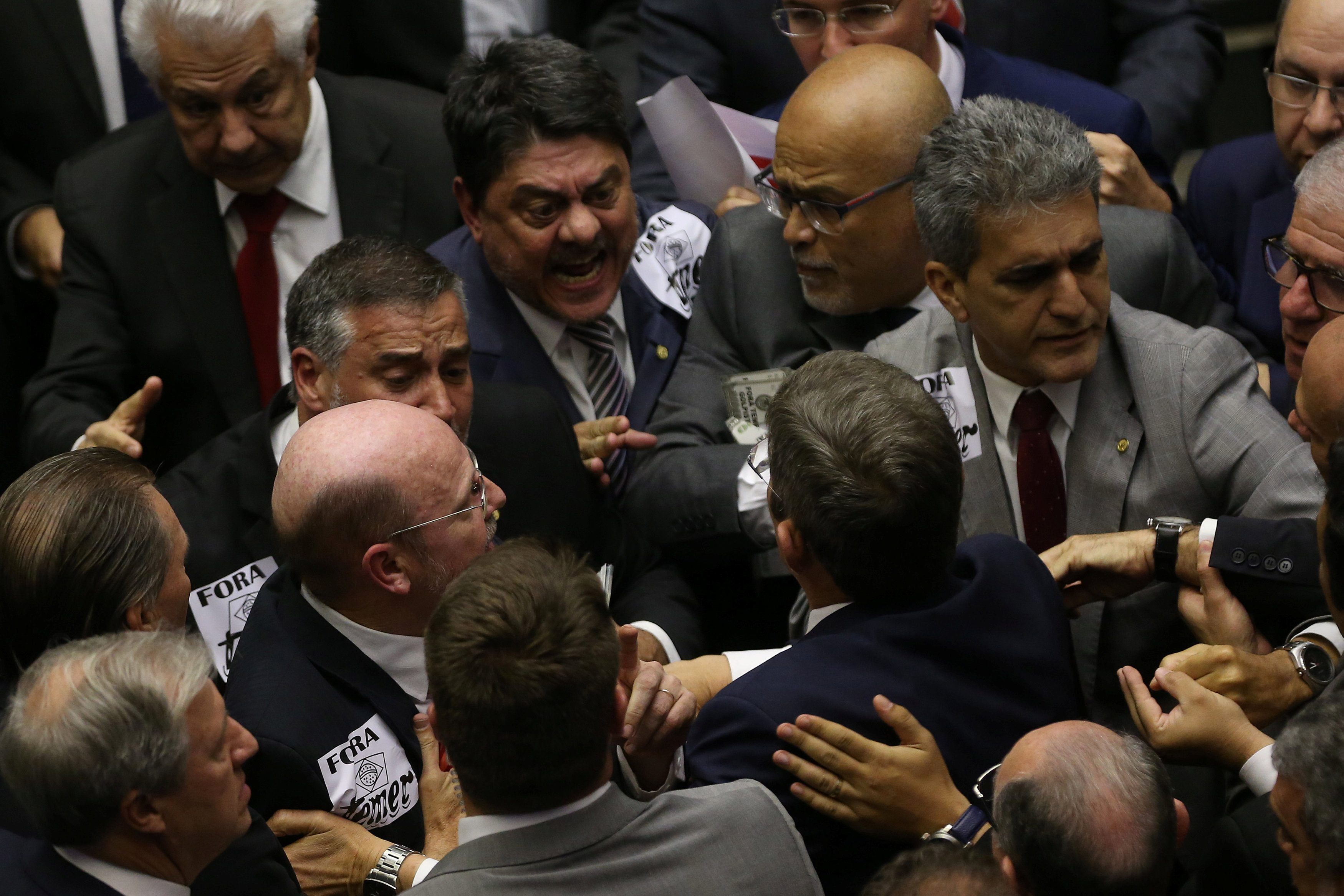 مشادات داخل البرلمان البرازيلى خلال مناقشة محاكمة الرئيس تامر