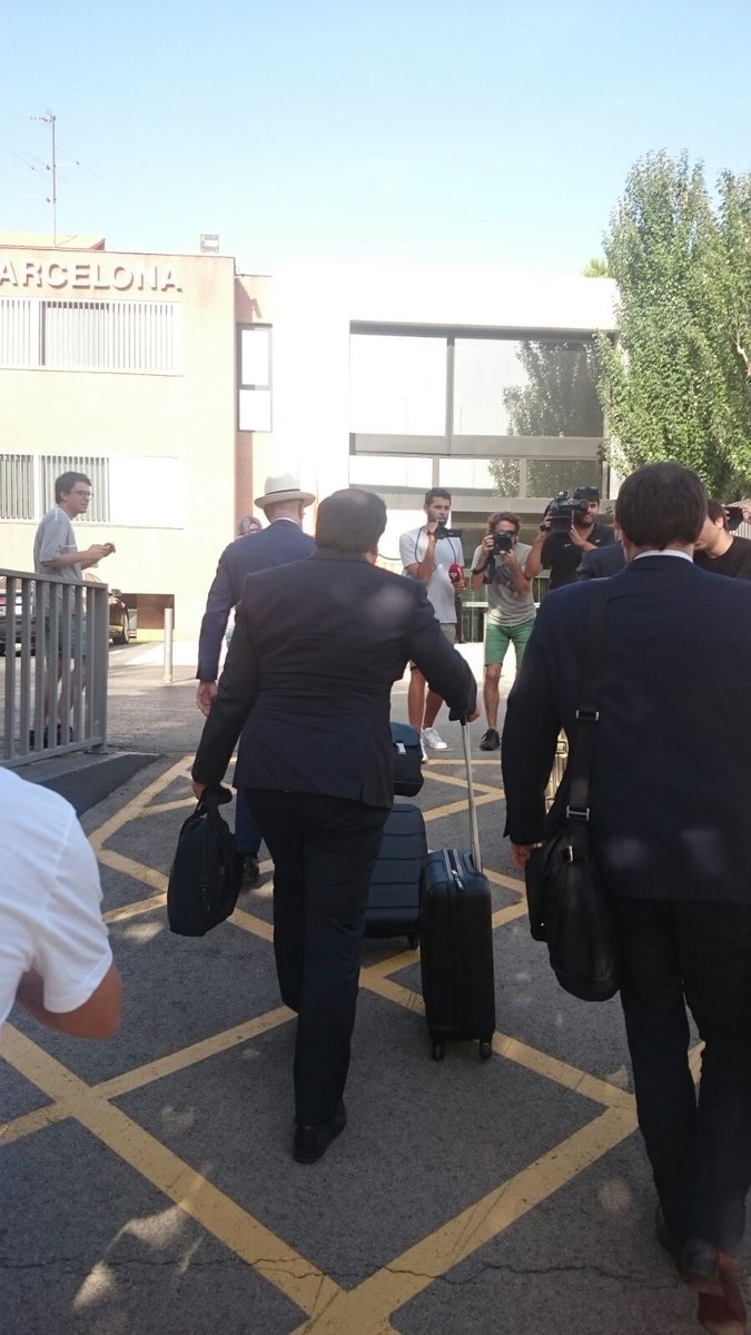 محامو نيمار يدخلون إلى مكتب برشلونة
