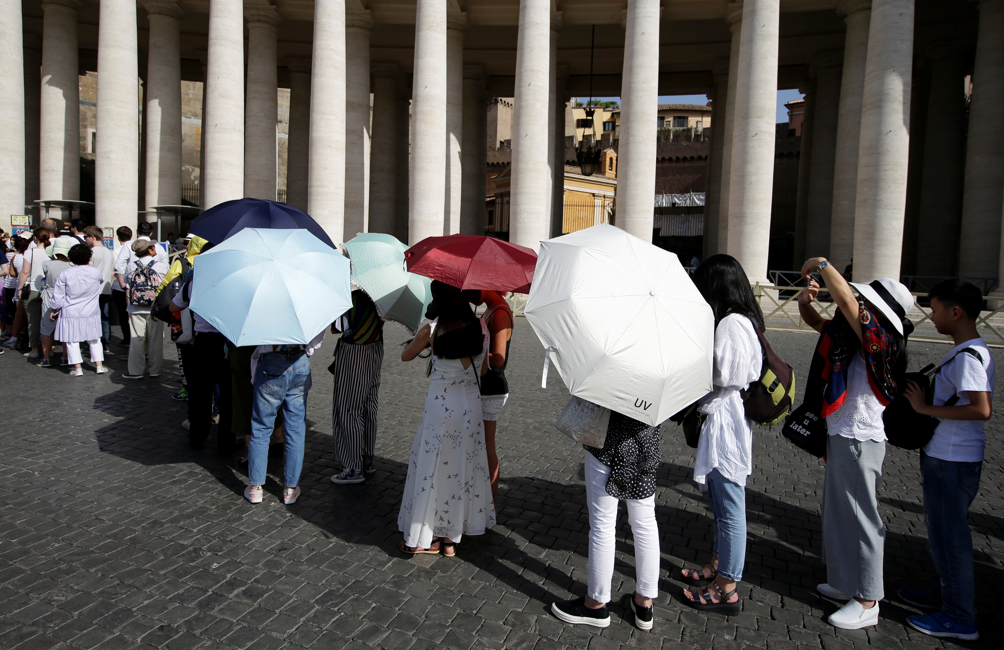 مواطنون إيطاليون يستخدمون  المظلات