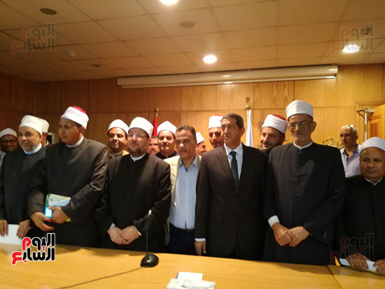 صورة جماعية لوزير الأوقاف مع الأئمة بالأقصر