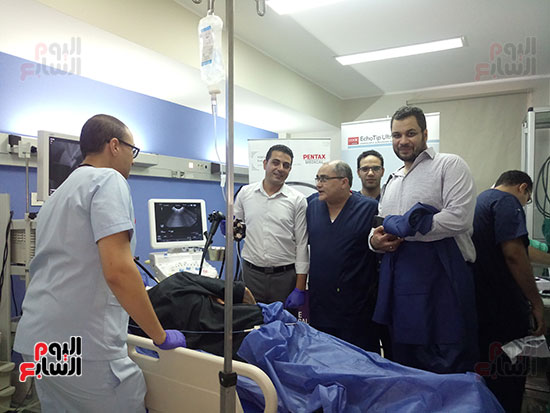 الدكتور حسين عكاشة رئيس قسم الباطنة والمناظير بطب قصر العينى يتوسط الأطباء داخل غرفة المناظير