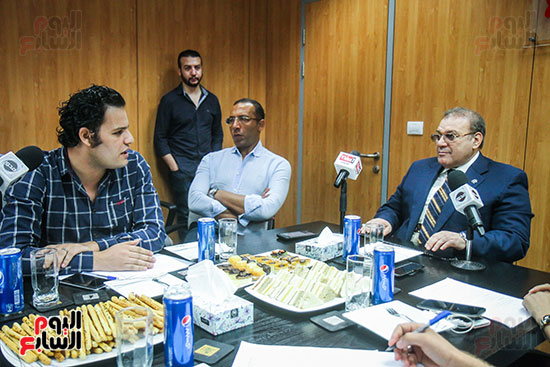 	رجل الأعمال حسن راتب والكاتب الصحفى خالد صلاح والزميل محمود سعد الدين خلال الندوة