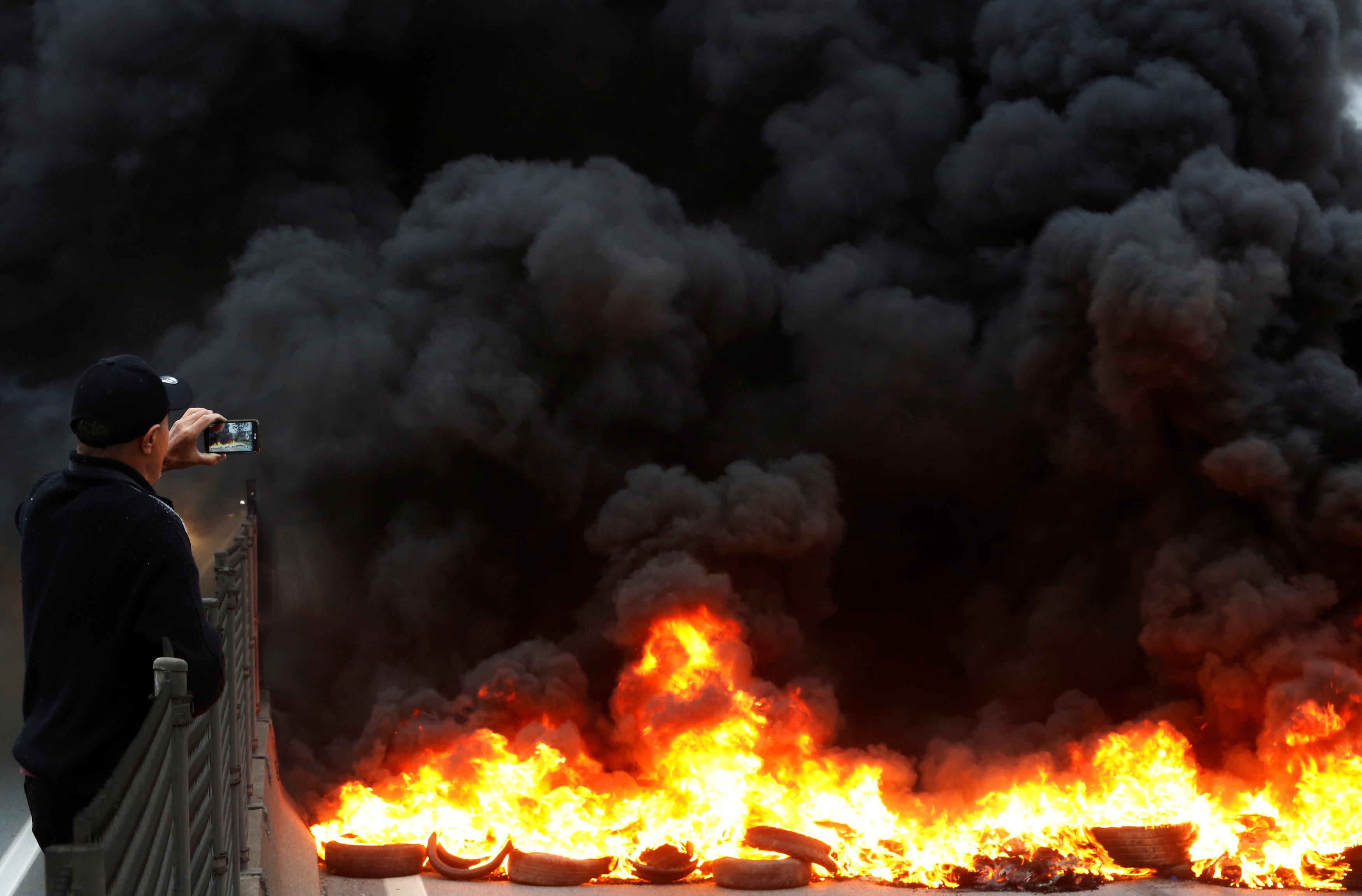 متظاهرون يشعلون النار فى شوارع البرازيل