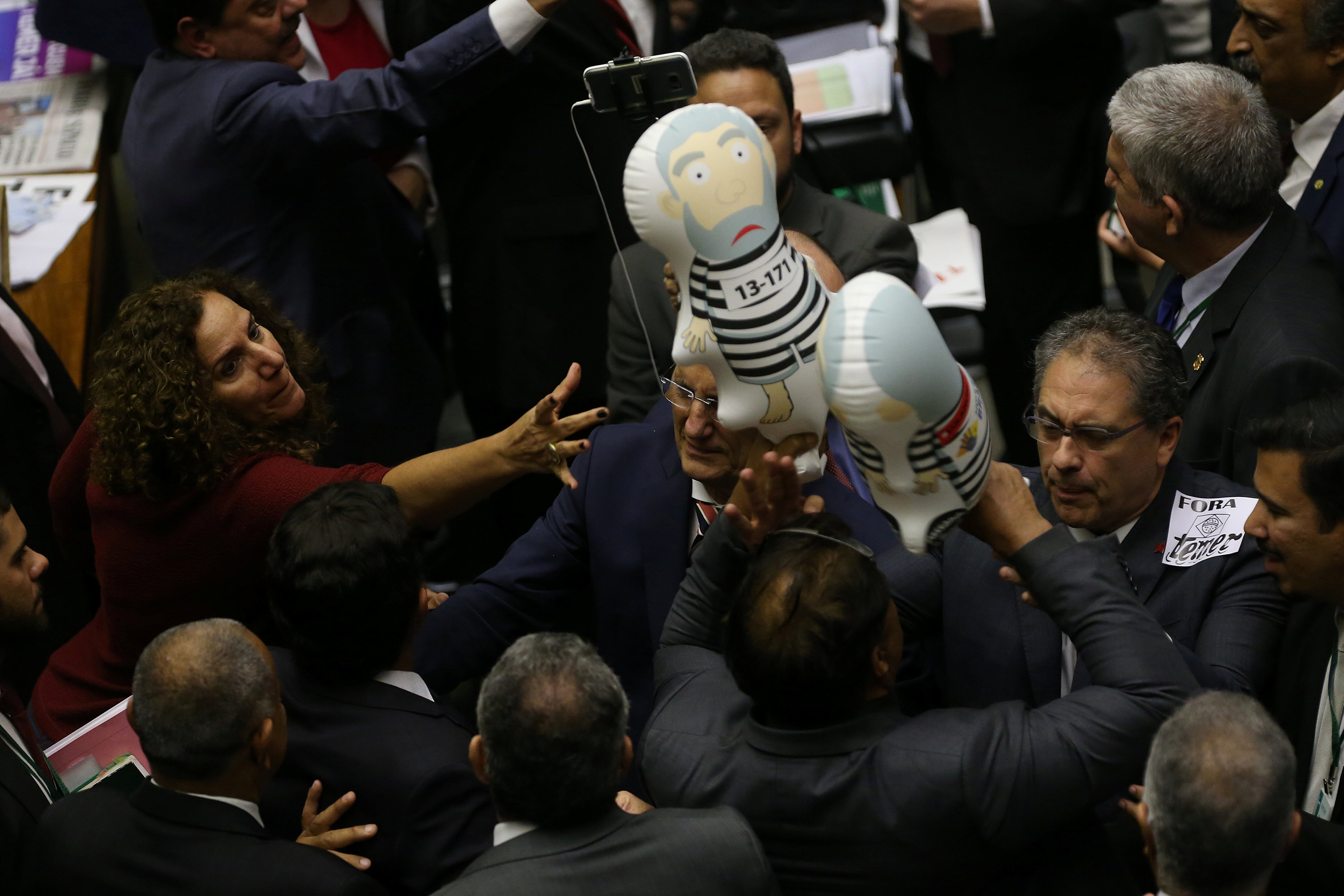 نواب المعارضة فى البرلمان البرازيلى يستخدمون دمية لص خلال جلسة للتصويت على محاكمة الرئيس تامر