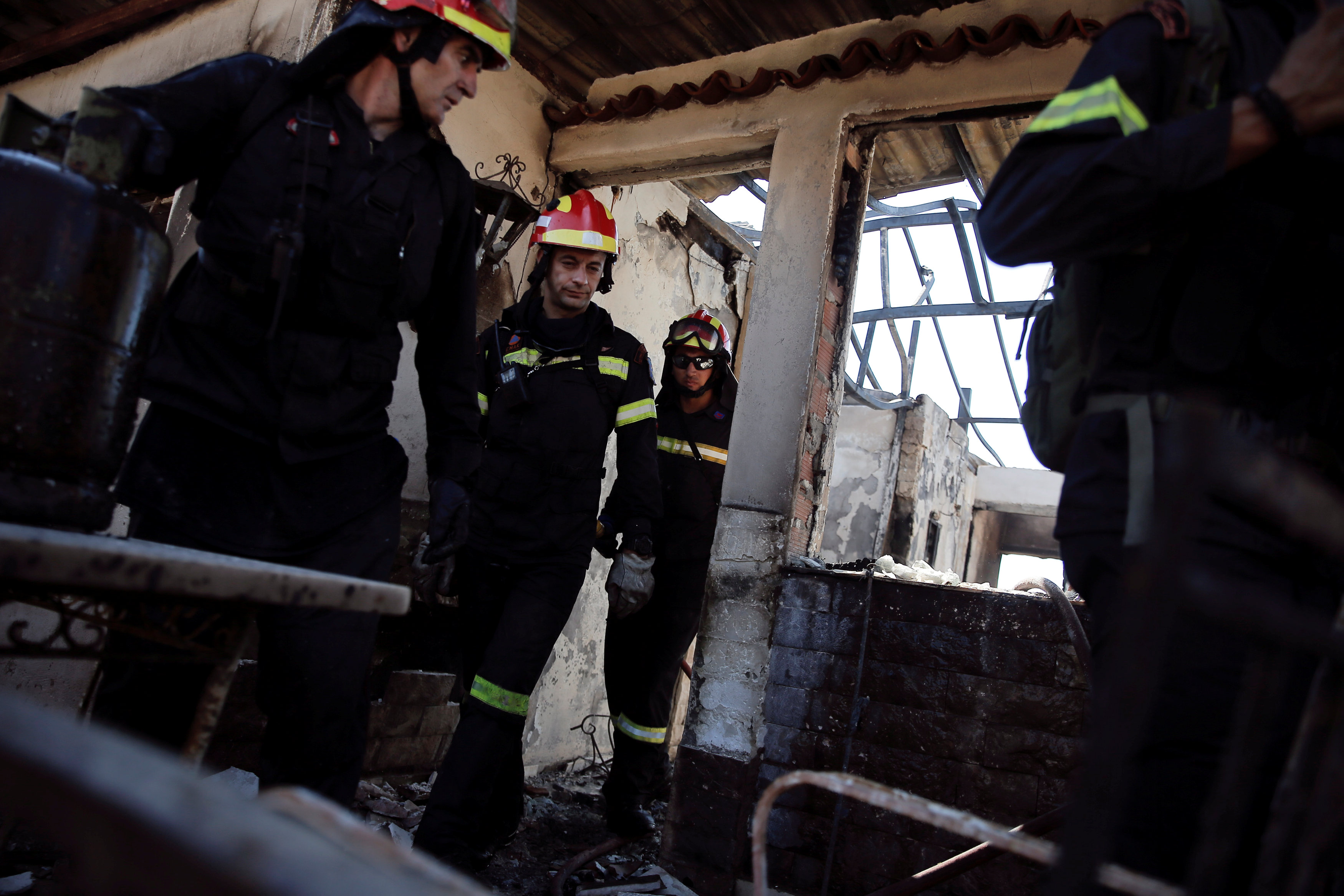 حريق غابات جنوبى أثينا يصيب رجال إطفاء ويلحق أضرارا بمنازل