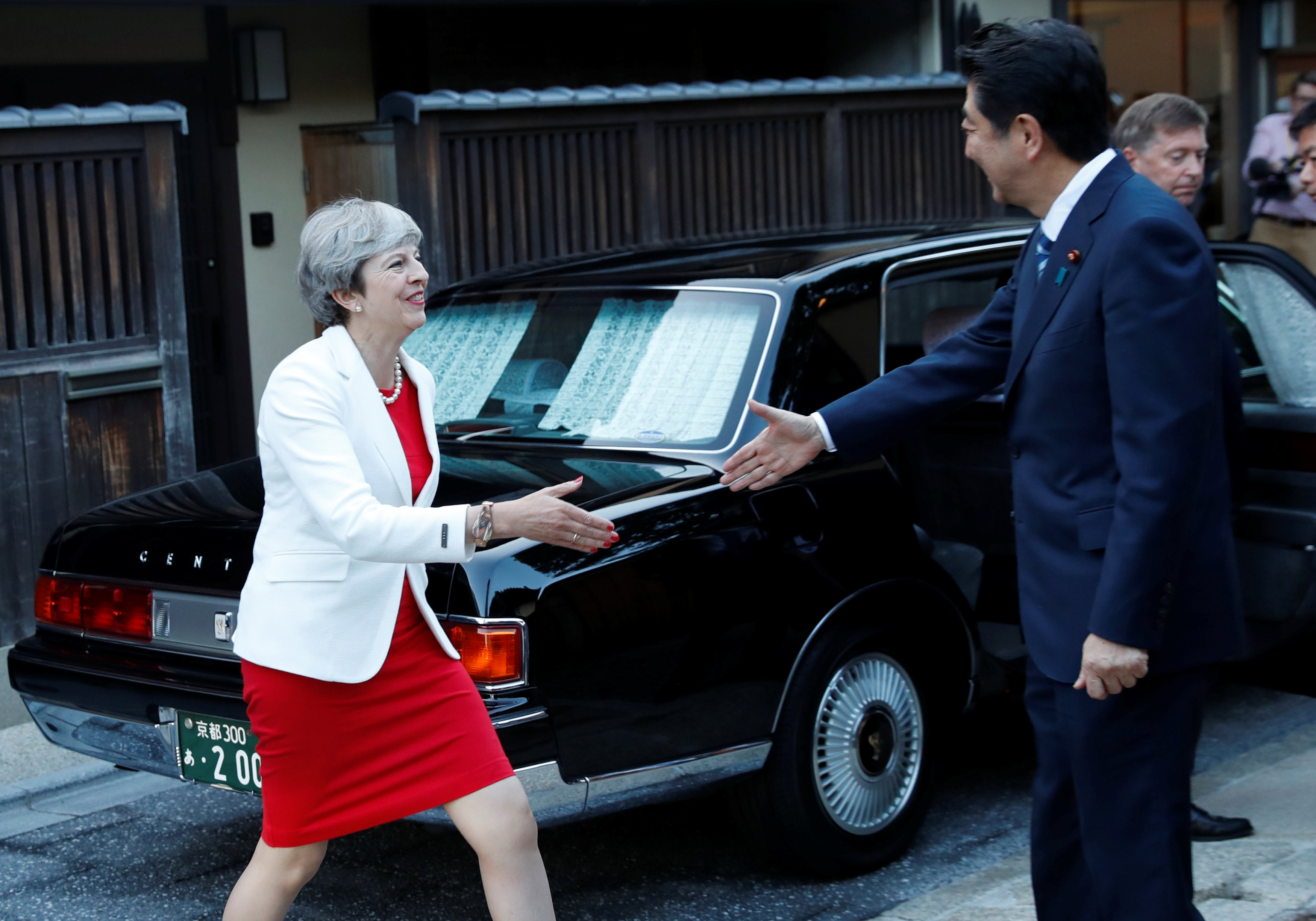 رئيس  وزراء اليابان يرحب بتيريزا ماى