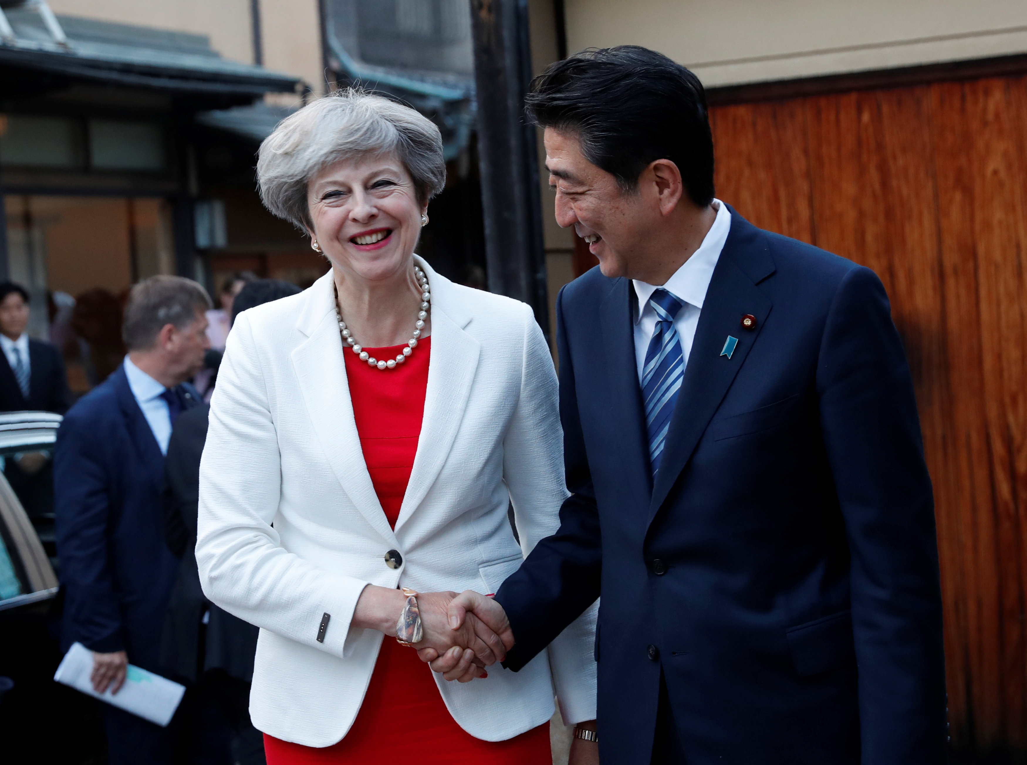 رئيسة وزراء بريطانيا مع  رئيس الوزراء اليابانى