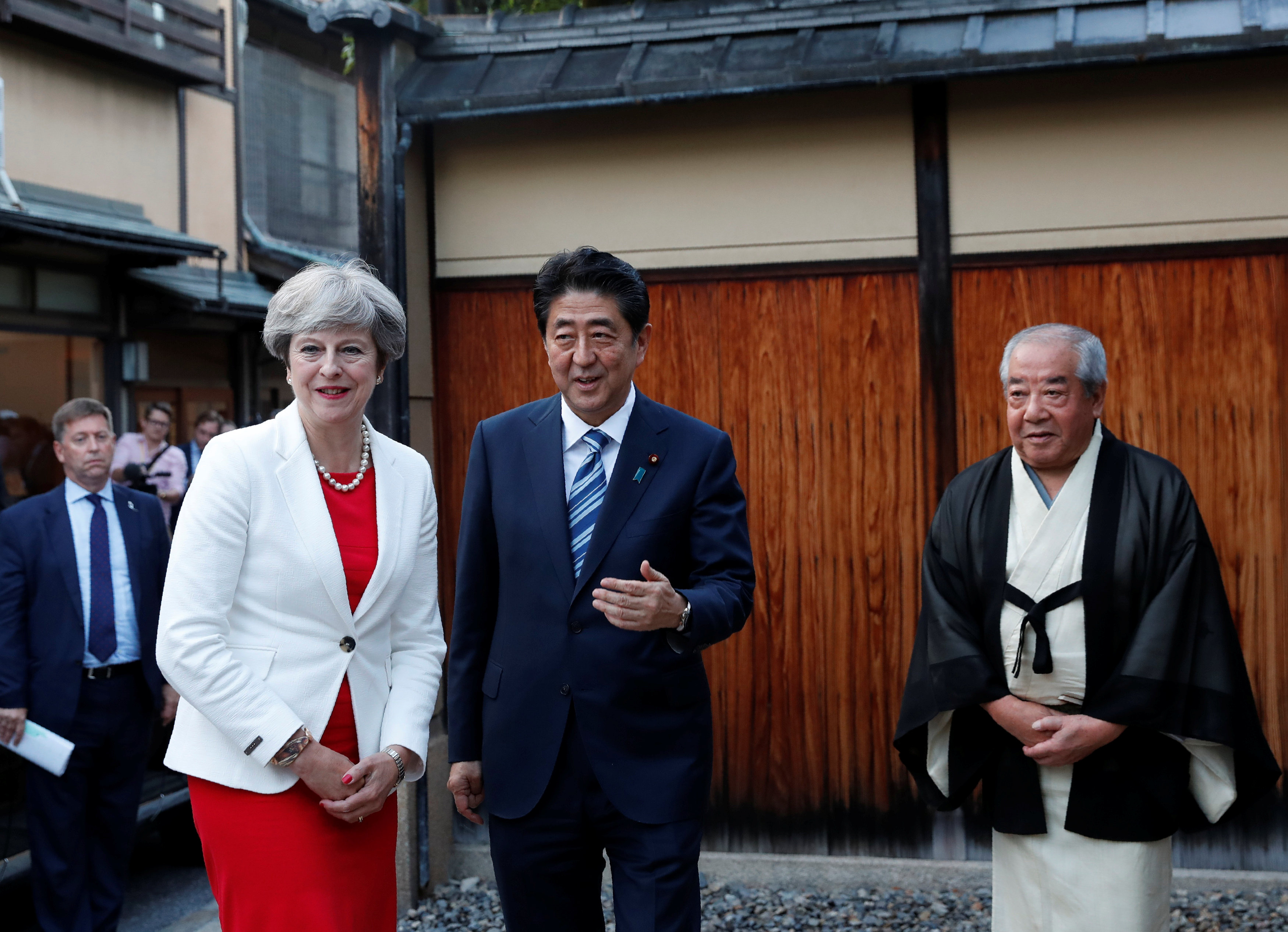 رئيس الوزراء اليابانى يلتقى ماى