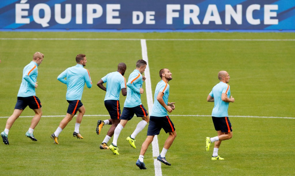 نجوم المنتخب الهولندى فى اخر التدريبات قبل لقاء فرنسا