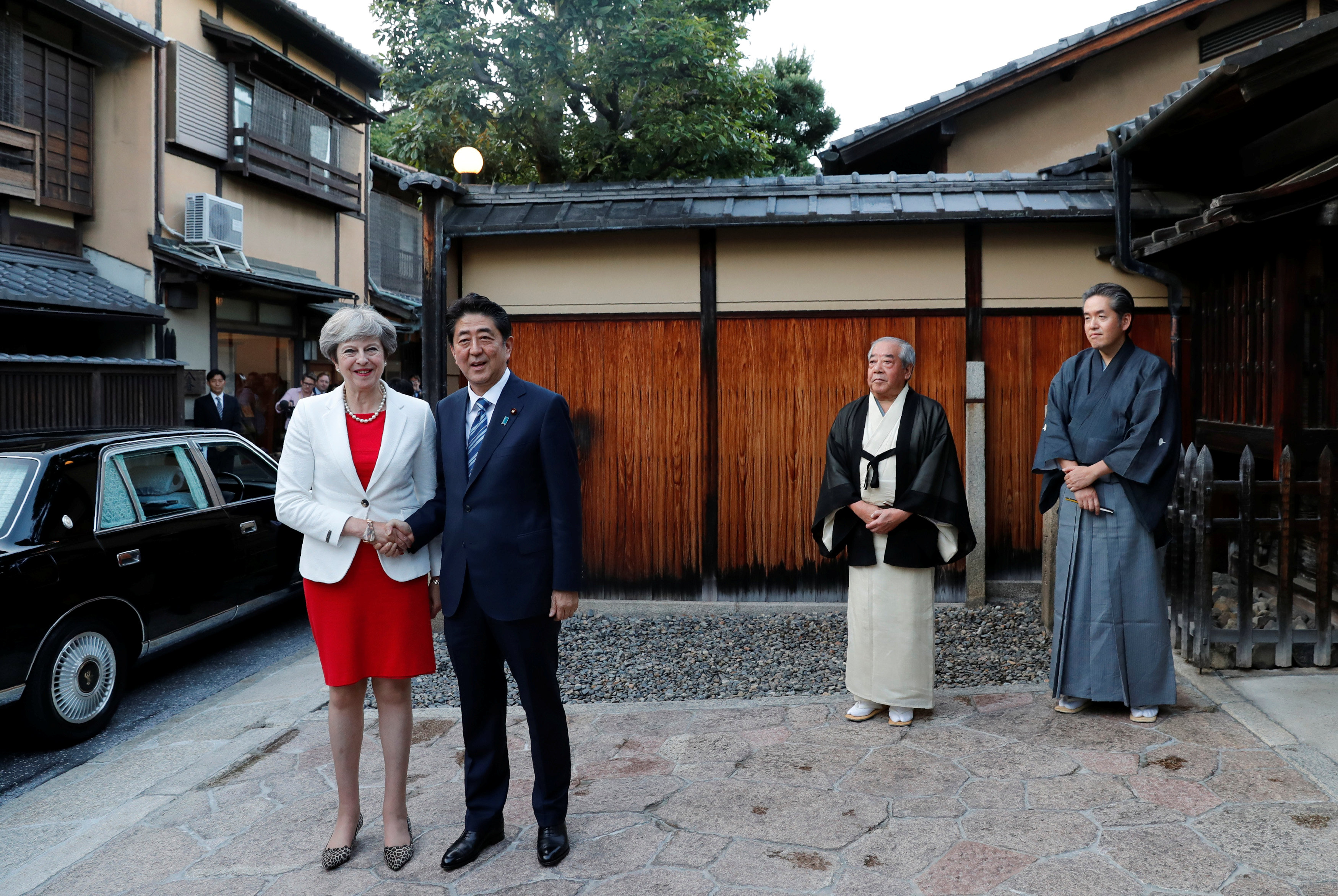 رئيسة وزراء بريطانيا تيريزا ماى تصل إلى اليابان