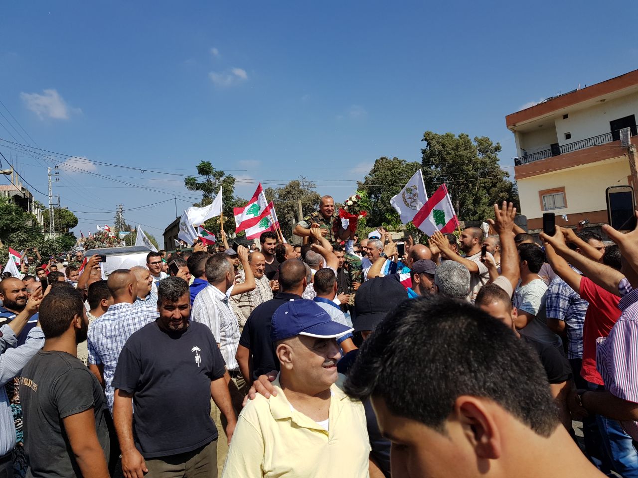 الشعب اللبنانى يرفعون قائد وحدة الجيش فرحا بالانتصار