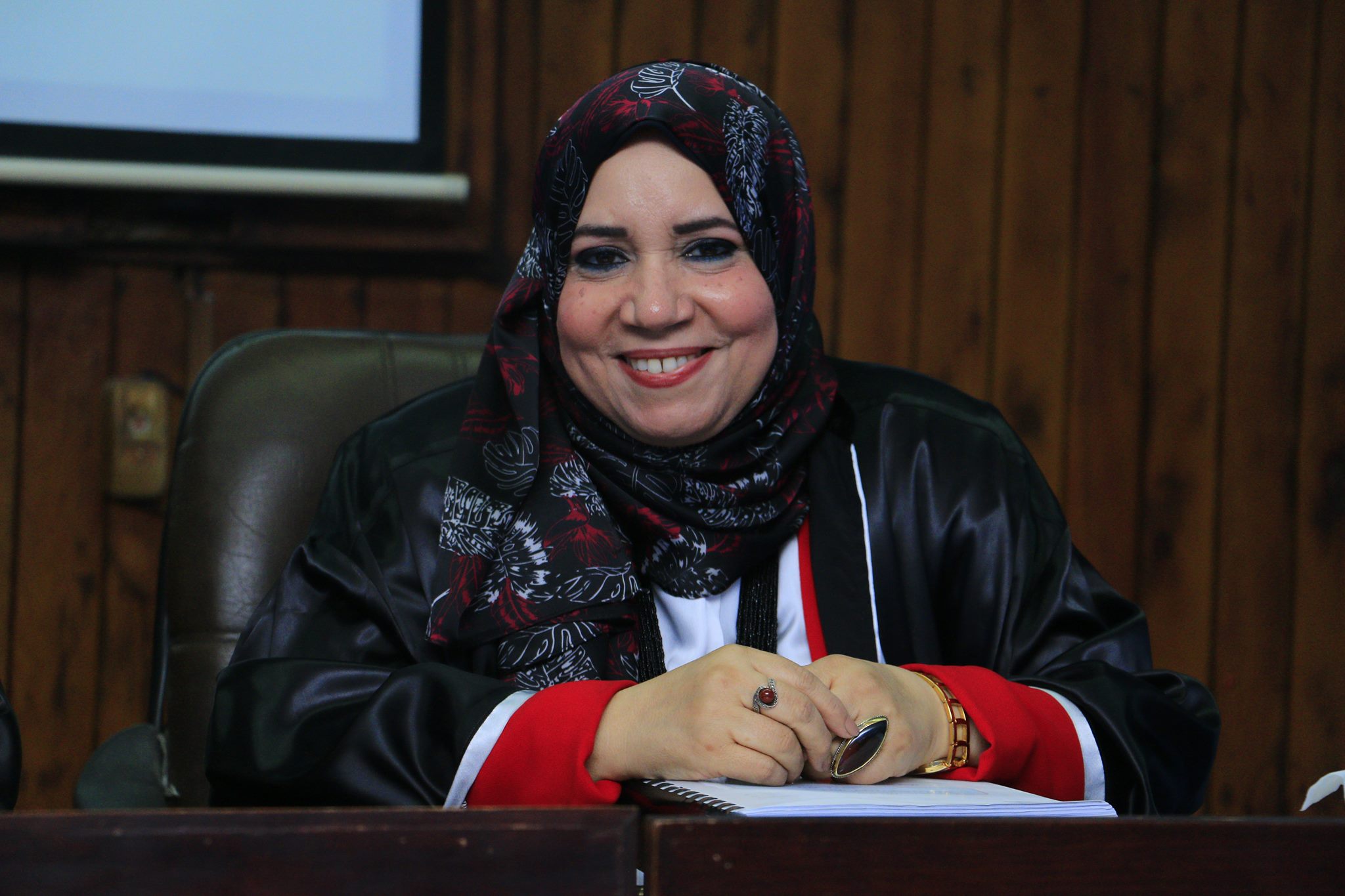 الدكتورة عزة عبد العزيز عثمان أستاذ الصحافة ورئيس قسم الإعلام بكلية الآداب جامعة سوهاج