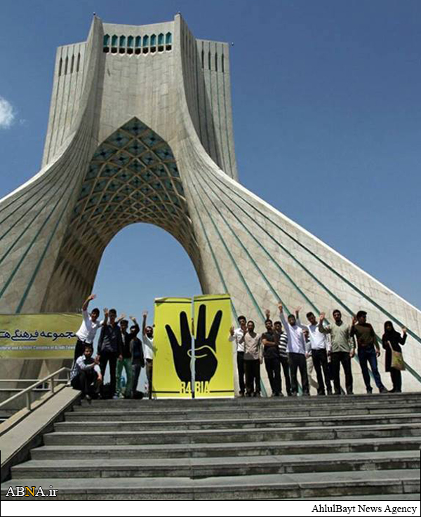 أنصار الارهابية ترفع علامة رابعة فى أكبر ميادين طهران