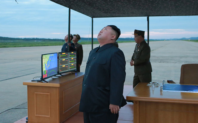 كيم كونج أون ينظر إلي الصاروخ
