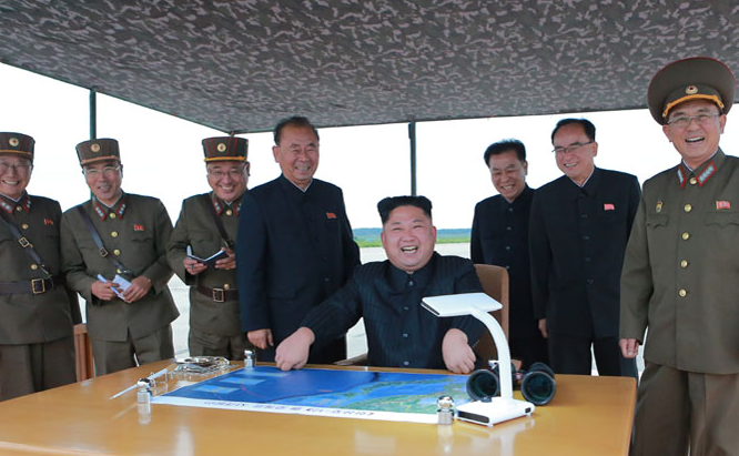 زعيم كوريا يشرف علي إطلاق الصاروخ