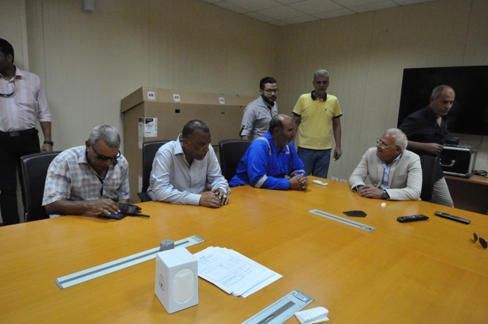 المحافظ يستمع لاحد المسئولين بالحقل