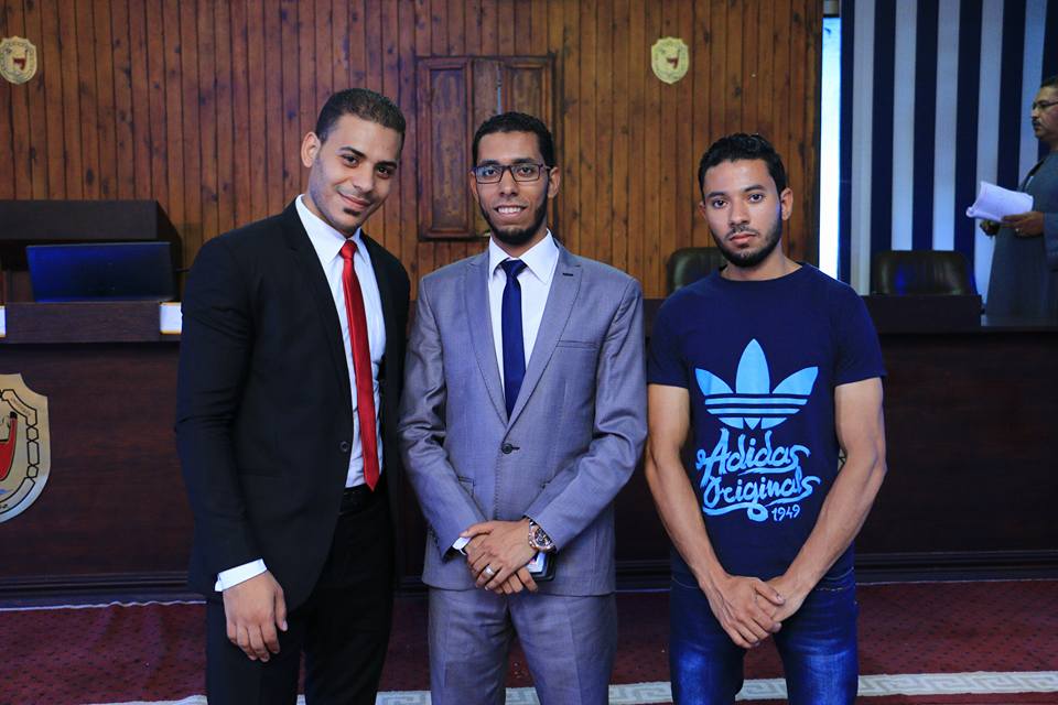 الباحث عمرو أحمد عمر مع أصدقائه
