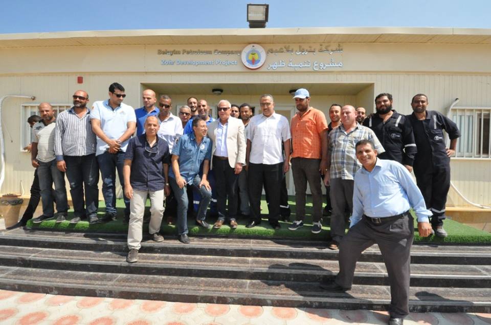 المحافظ يلتقي والعاملون بحقل ظهر