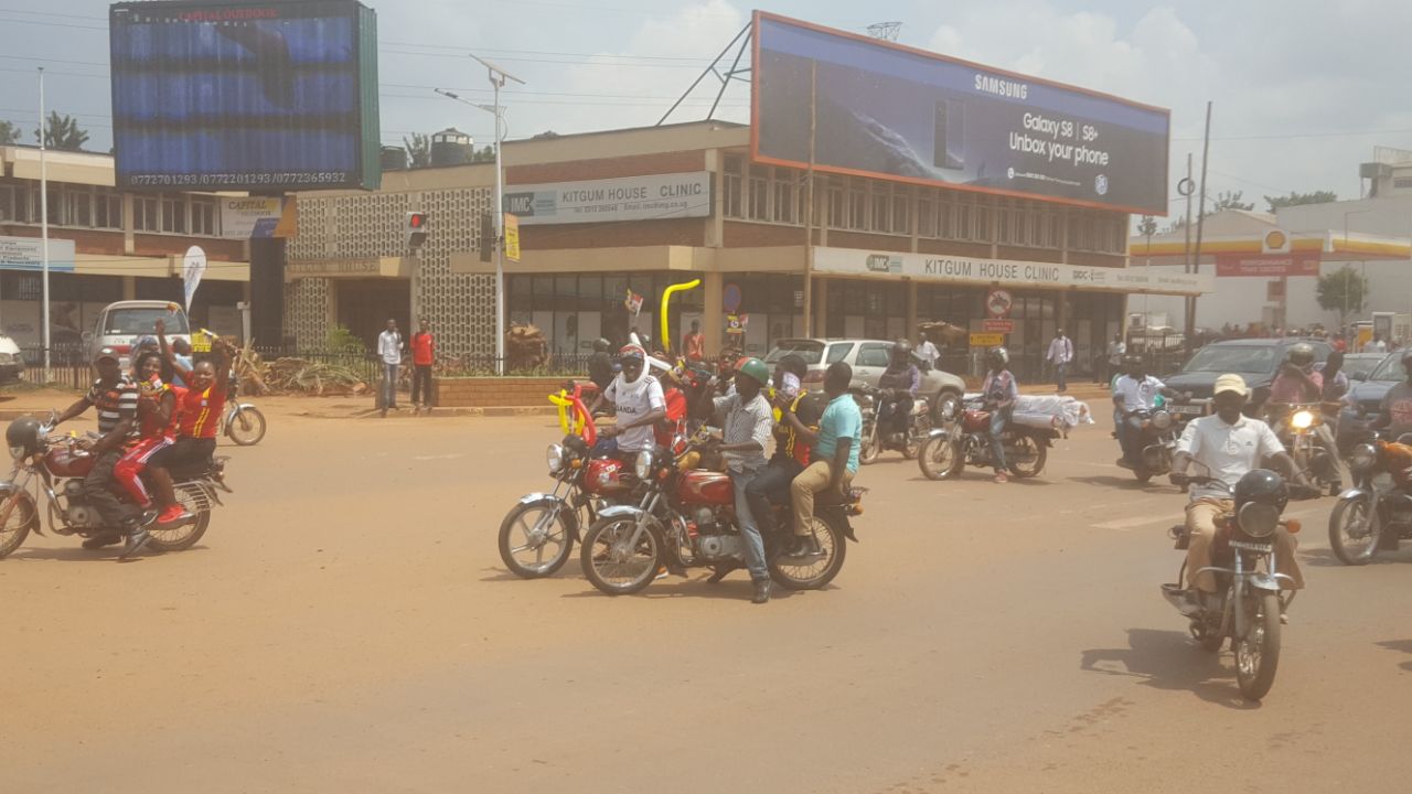 جماهير اوغندا فى الشوارع