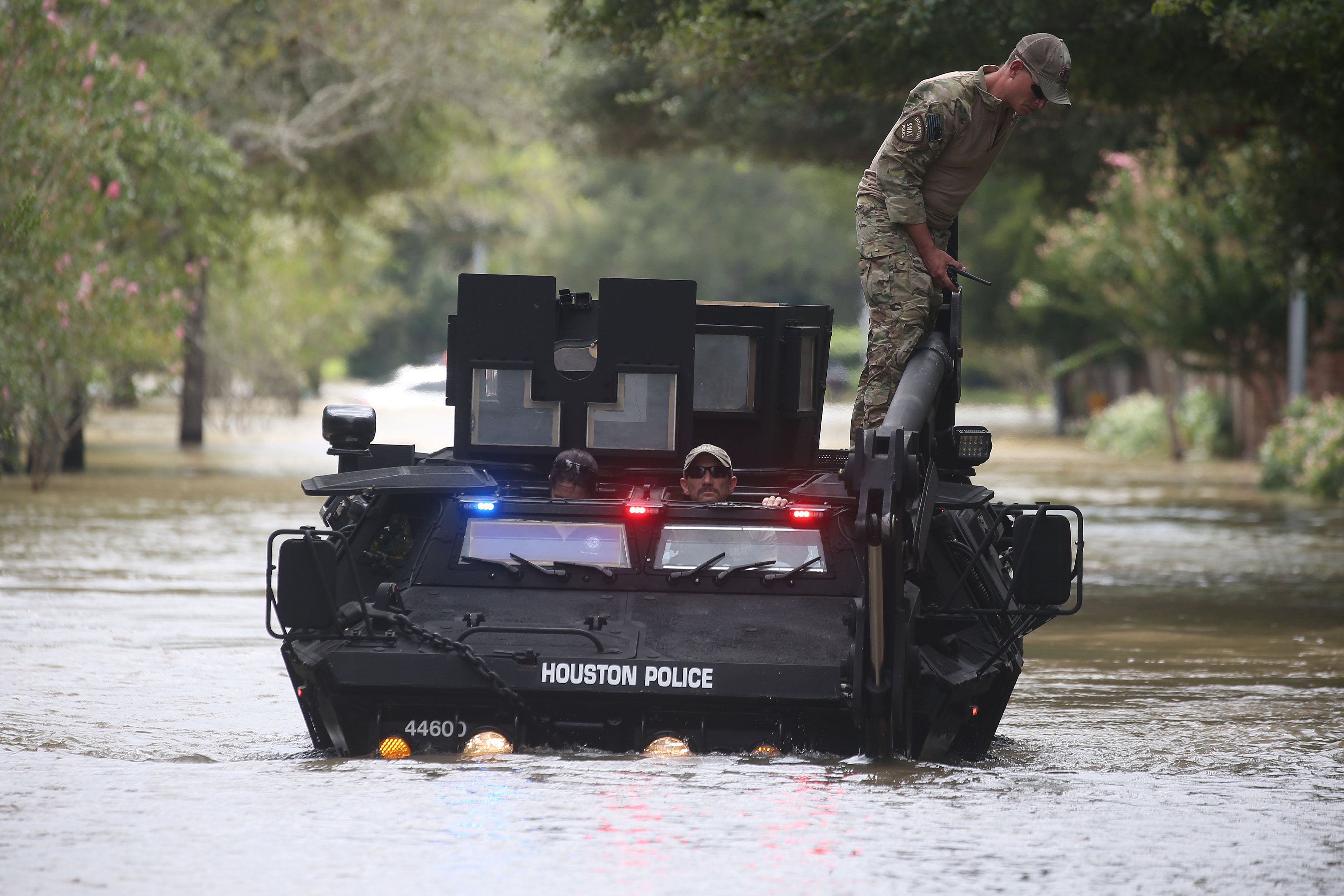 1098015-سيارة-لقوات-الأمن-تتوغل-وسط-مياه-اعصار-هارفى-بتكساس